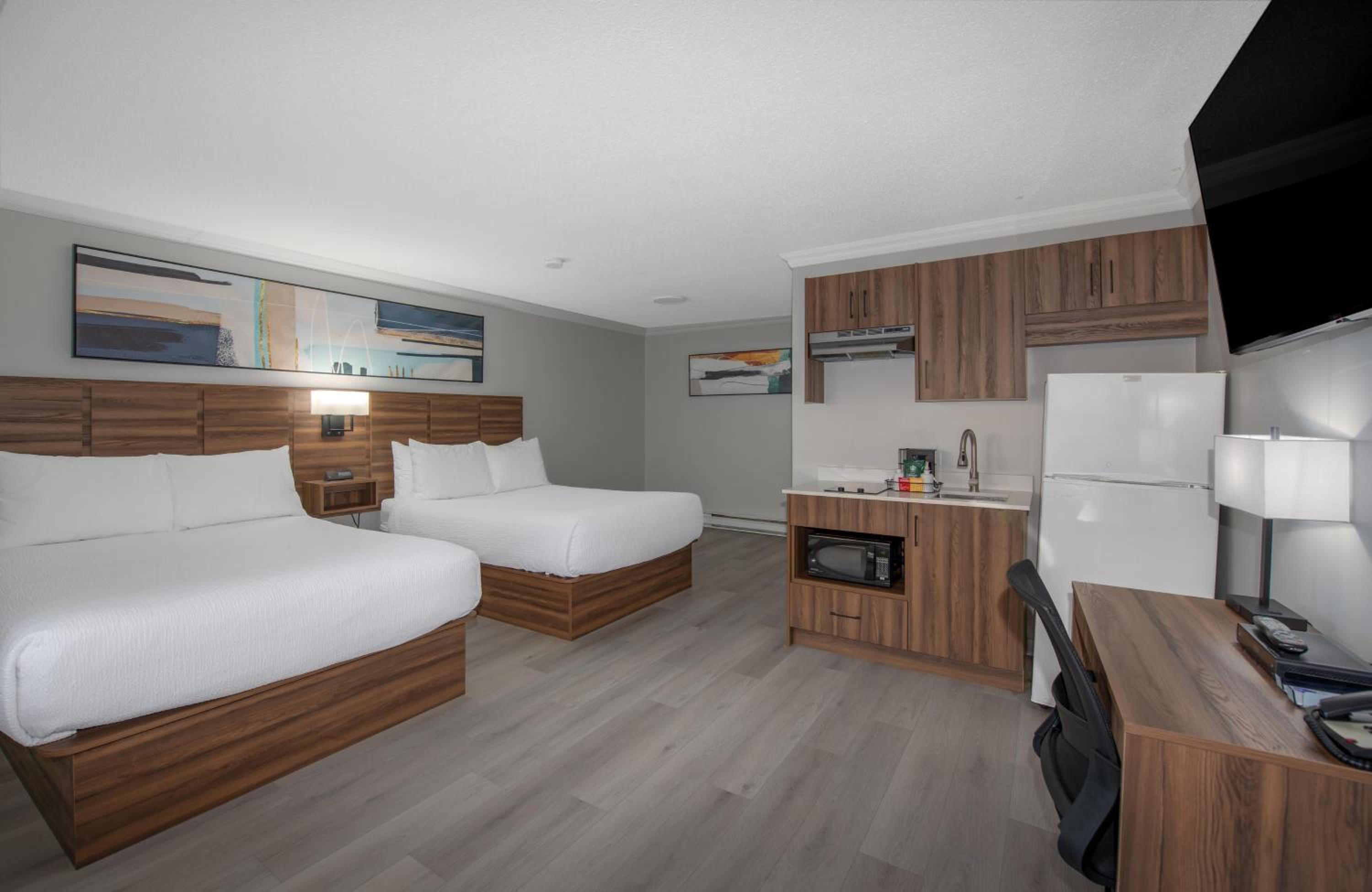 Deluxe Queen Room with Two Queen Beds photo 1