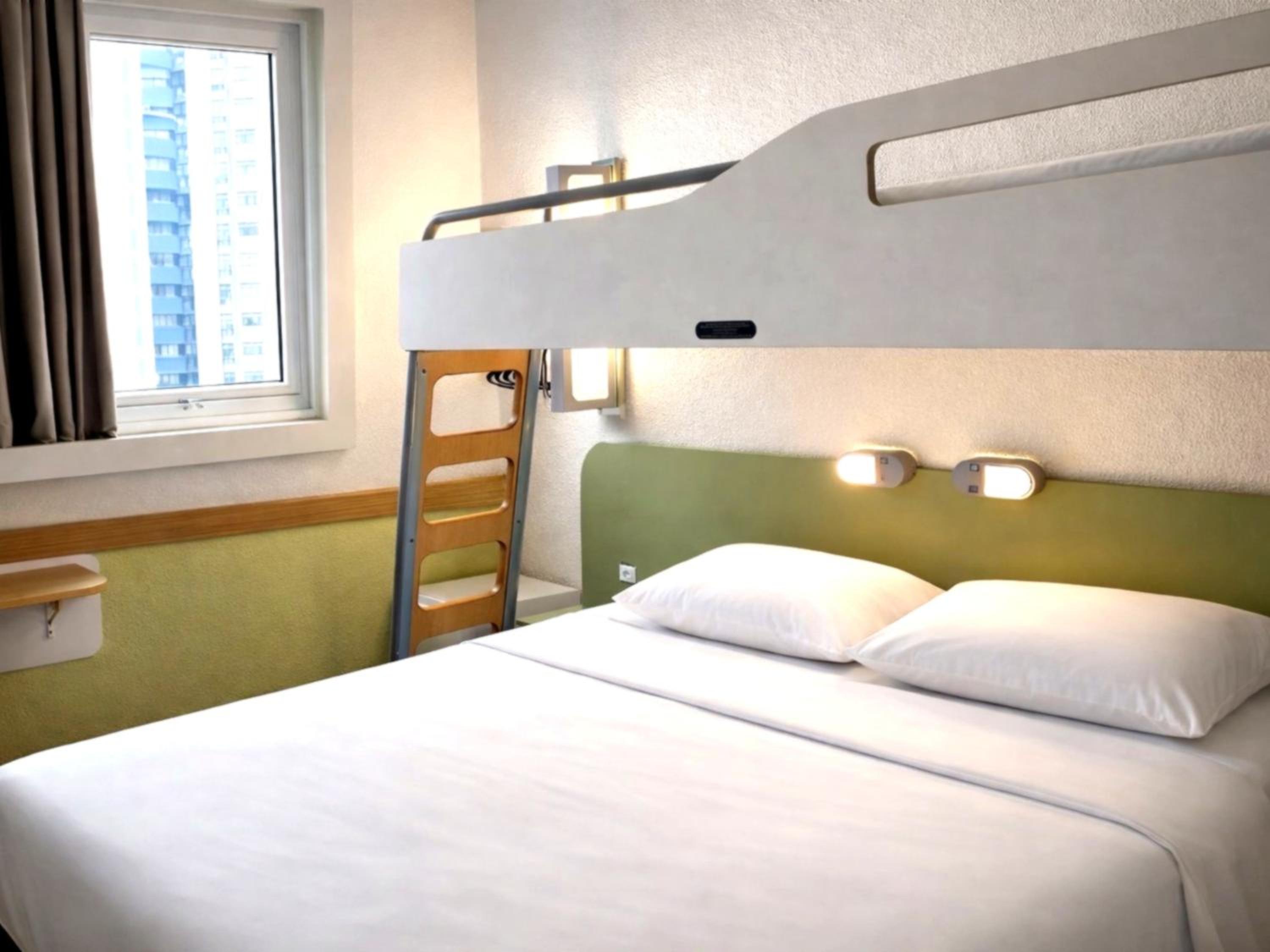 ibis budget Belo Horizonte Minascentro — Superior Room with One Double Bed and One Single Bed