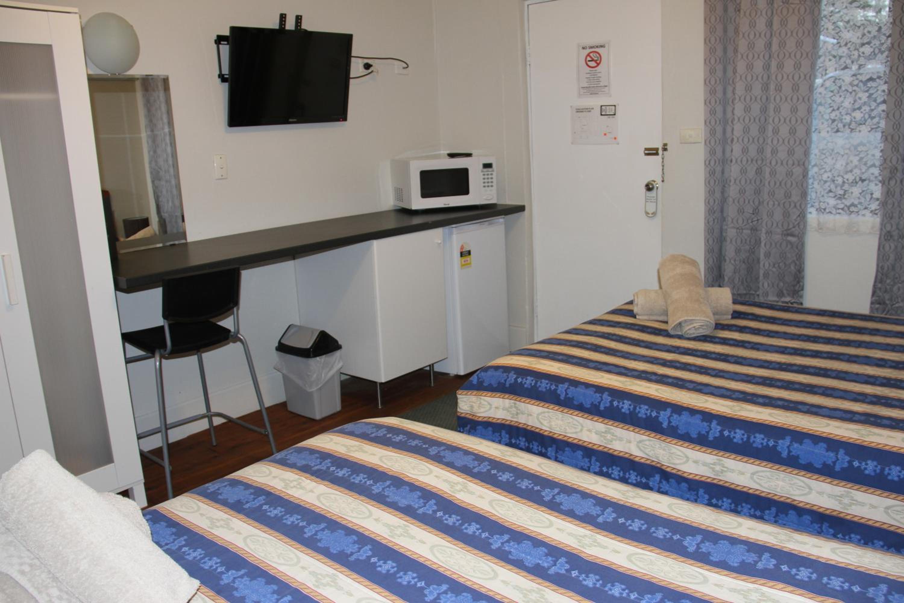 Twin Room with Private Bathroom - Photo 5