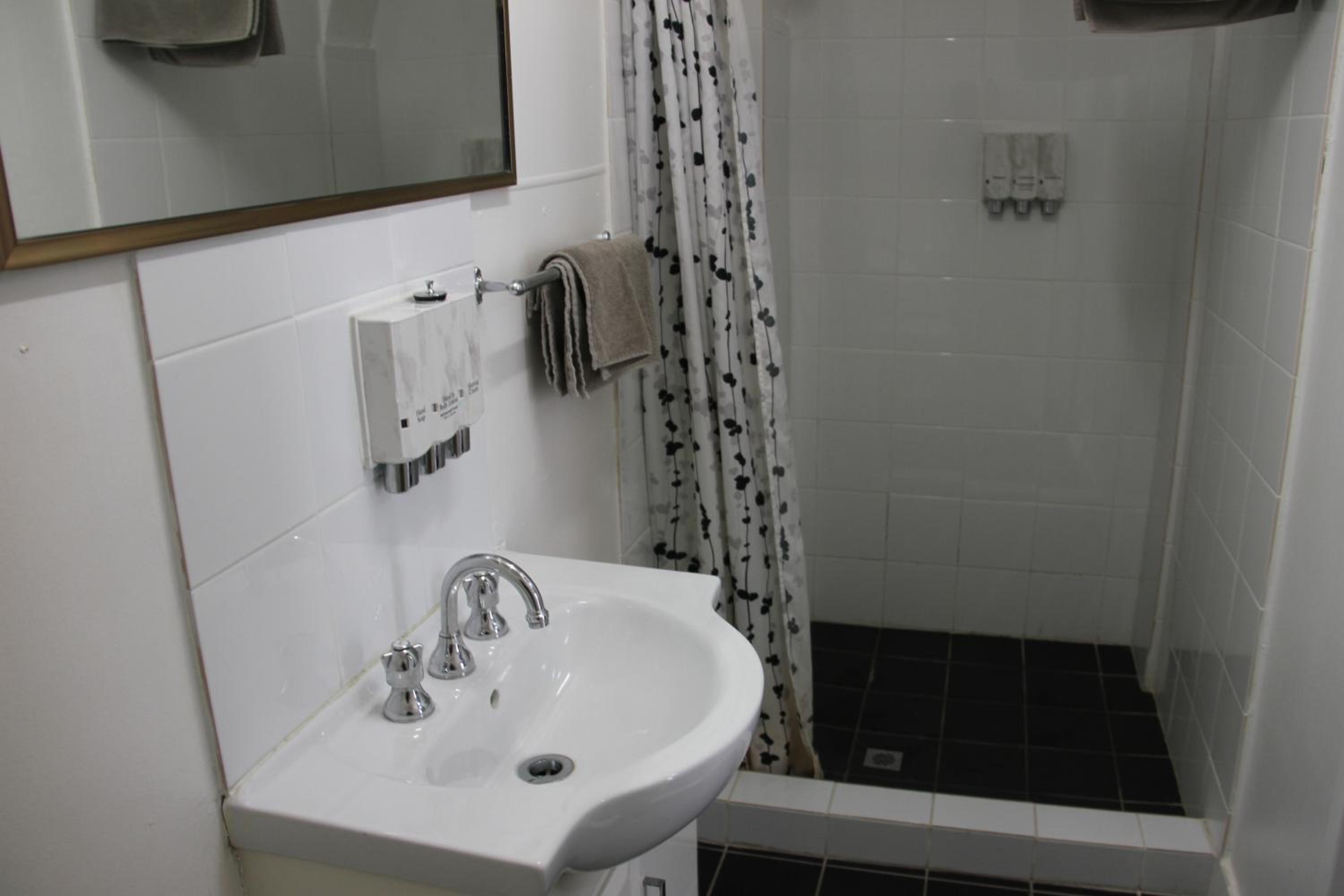 Twin Room with Private Bathroom - Photo 4