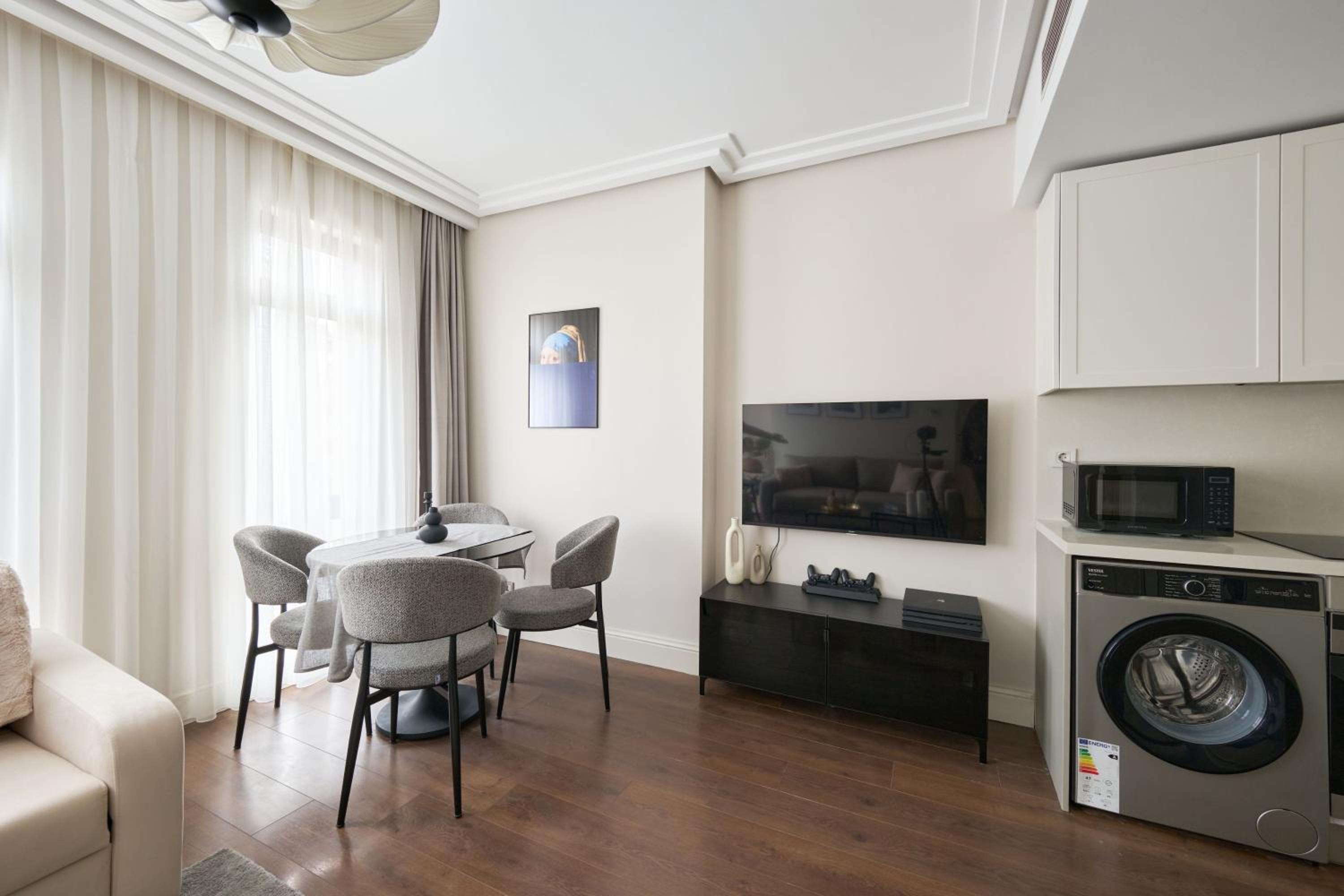 Deluxe One-Bedroom Apartment with City View photo 2