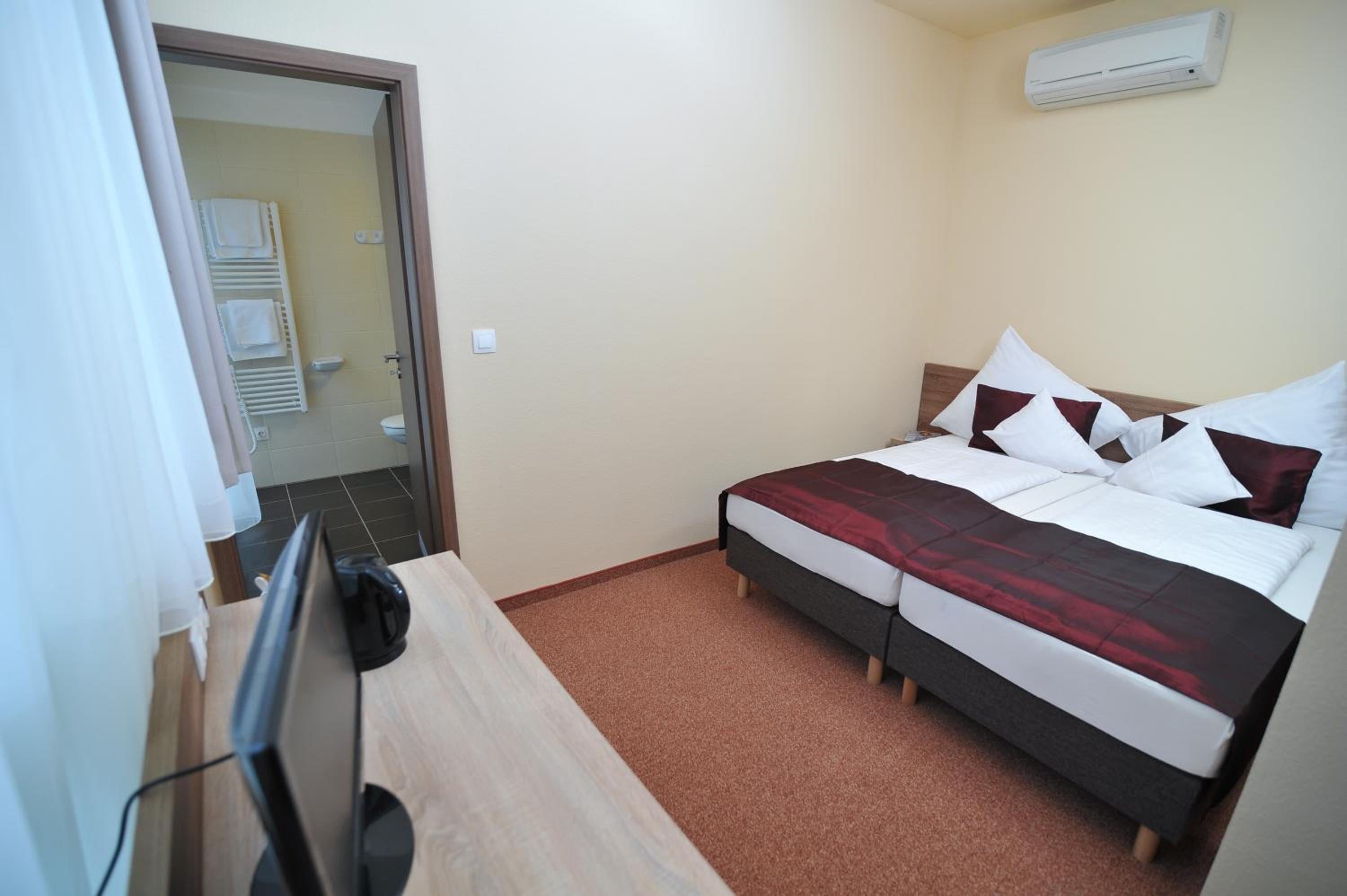 Standard Double or Twin Room - Photo 14