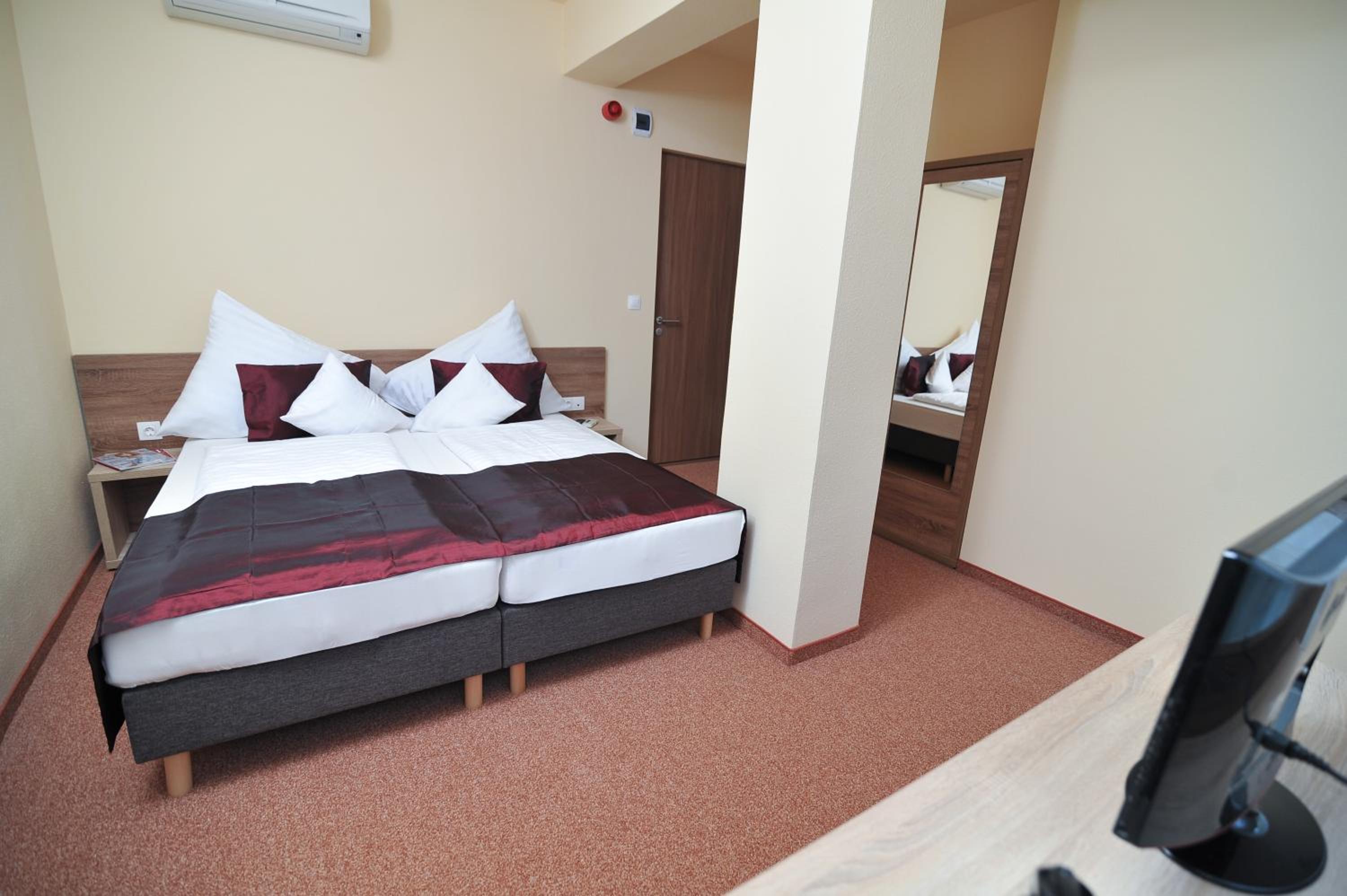 Standard Double or Twin Room - Photo 4