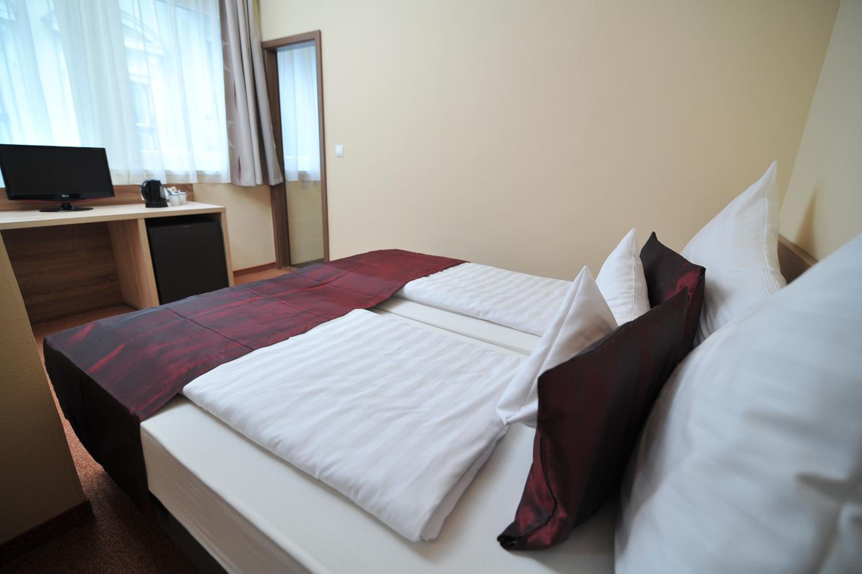 Standard Double or Twin Room - Photo 6