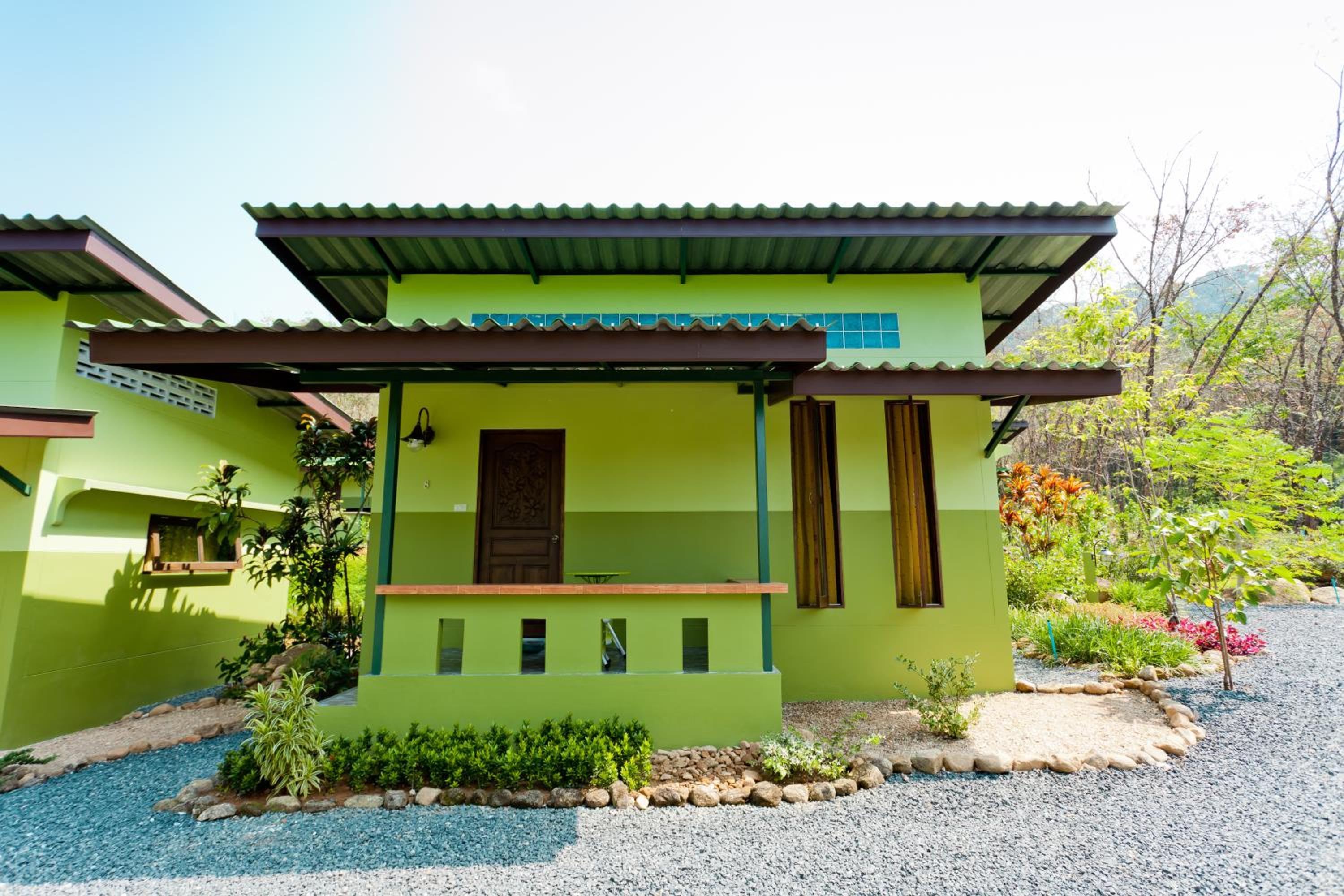 Bungalow with Garden View - Photo 2