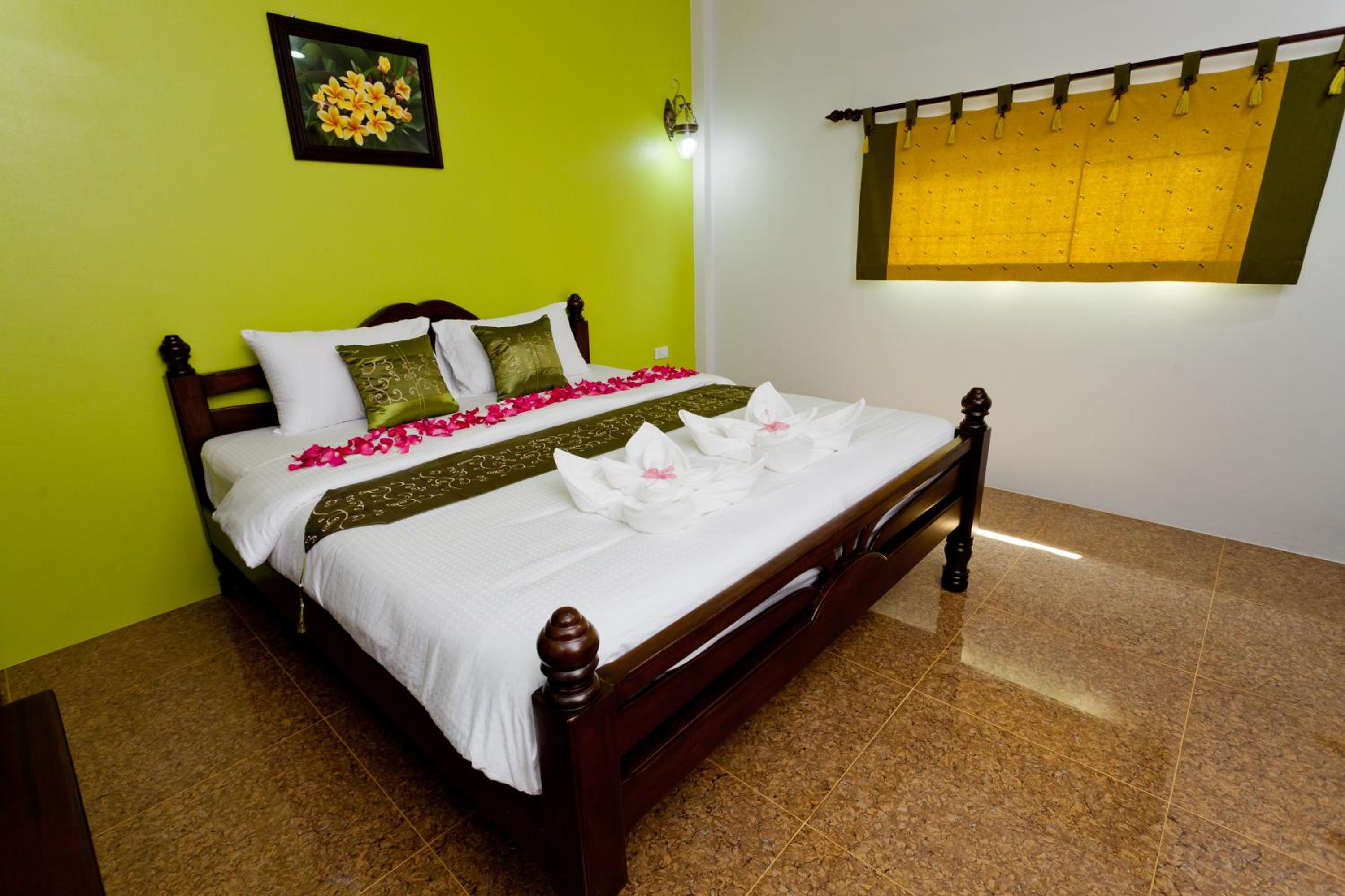 Bungalow with Garden View - Photo 8