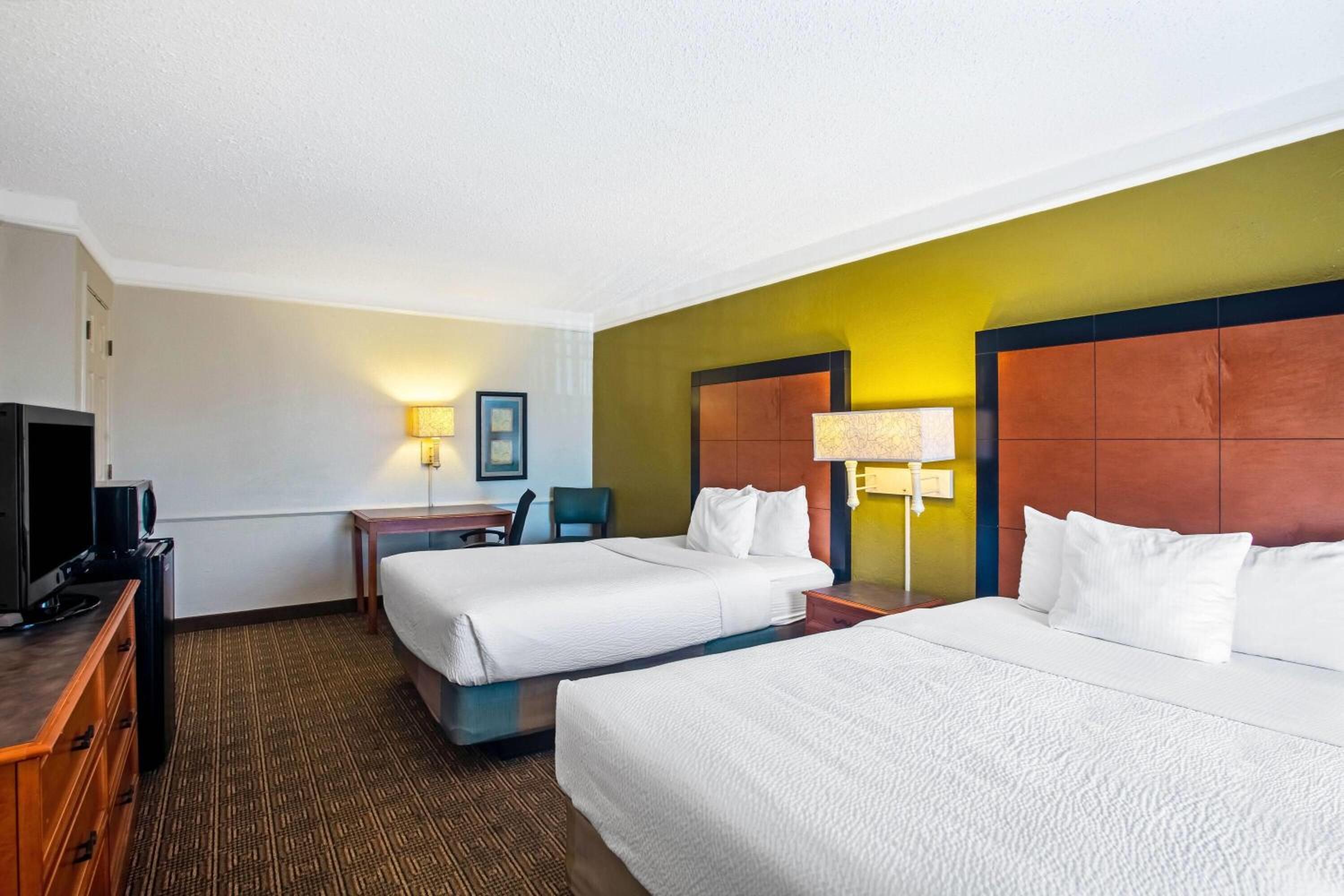 Queen Room with Two Queen Beds - Non-Smoking - Photo 1