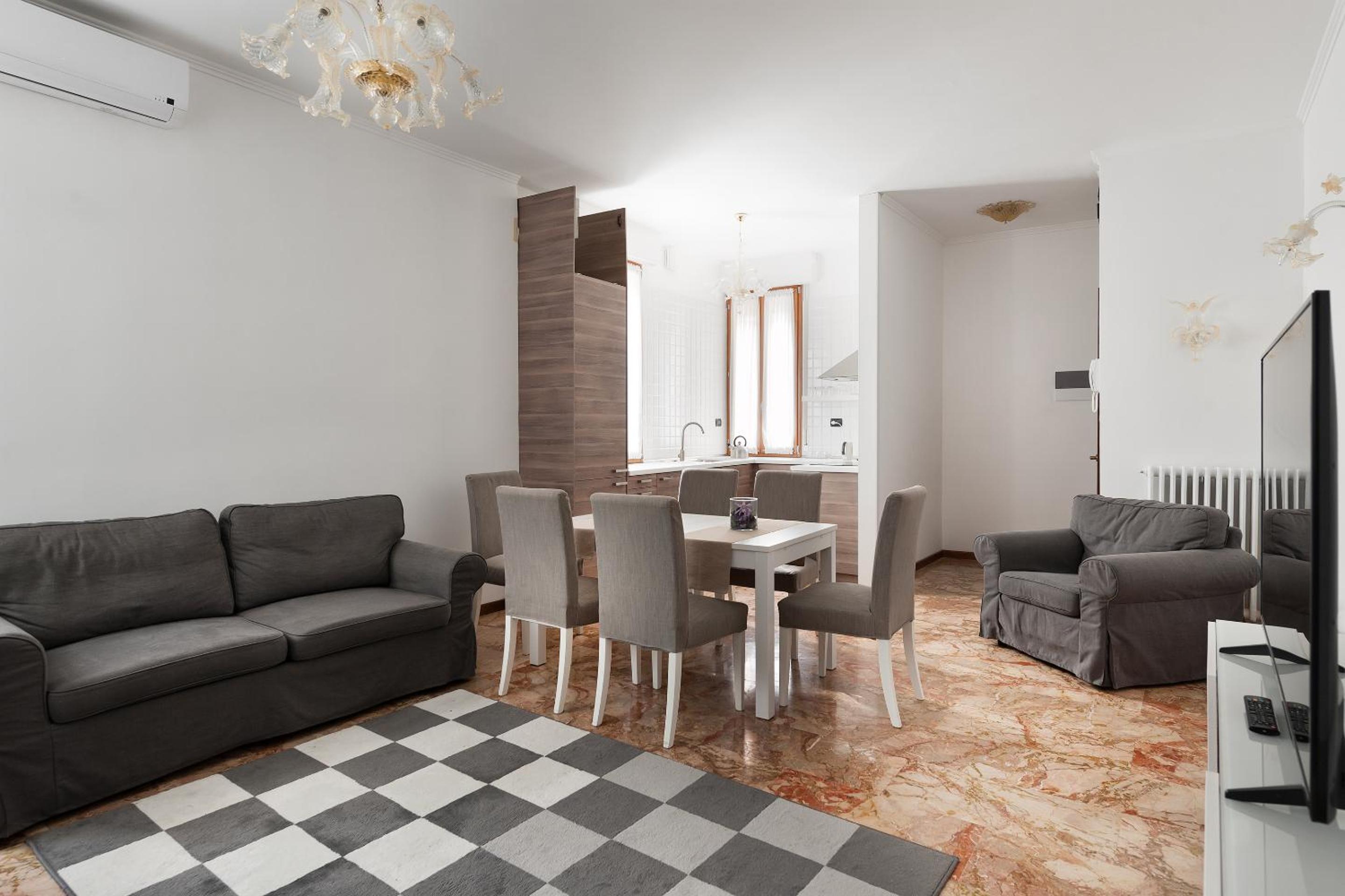 Two-Bedroom Apartment with Canal View - Annex  photo 1