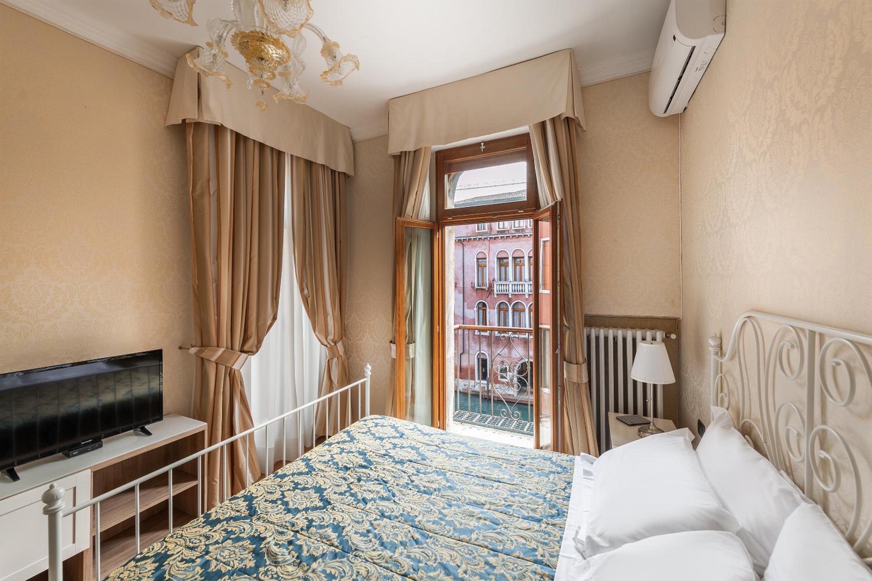 Two-Bedroom Apartment with Canal View - Annex  photo 2