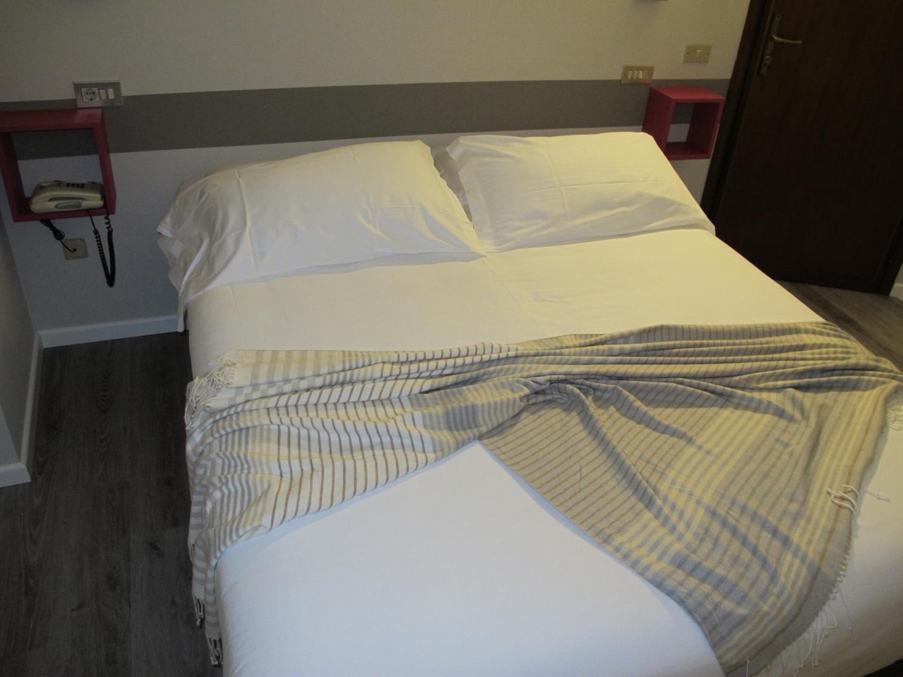 Double or Twin Room with Private Bathroom photo 2