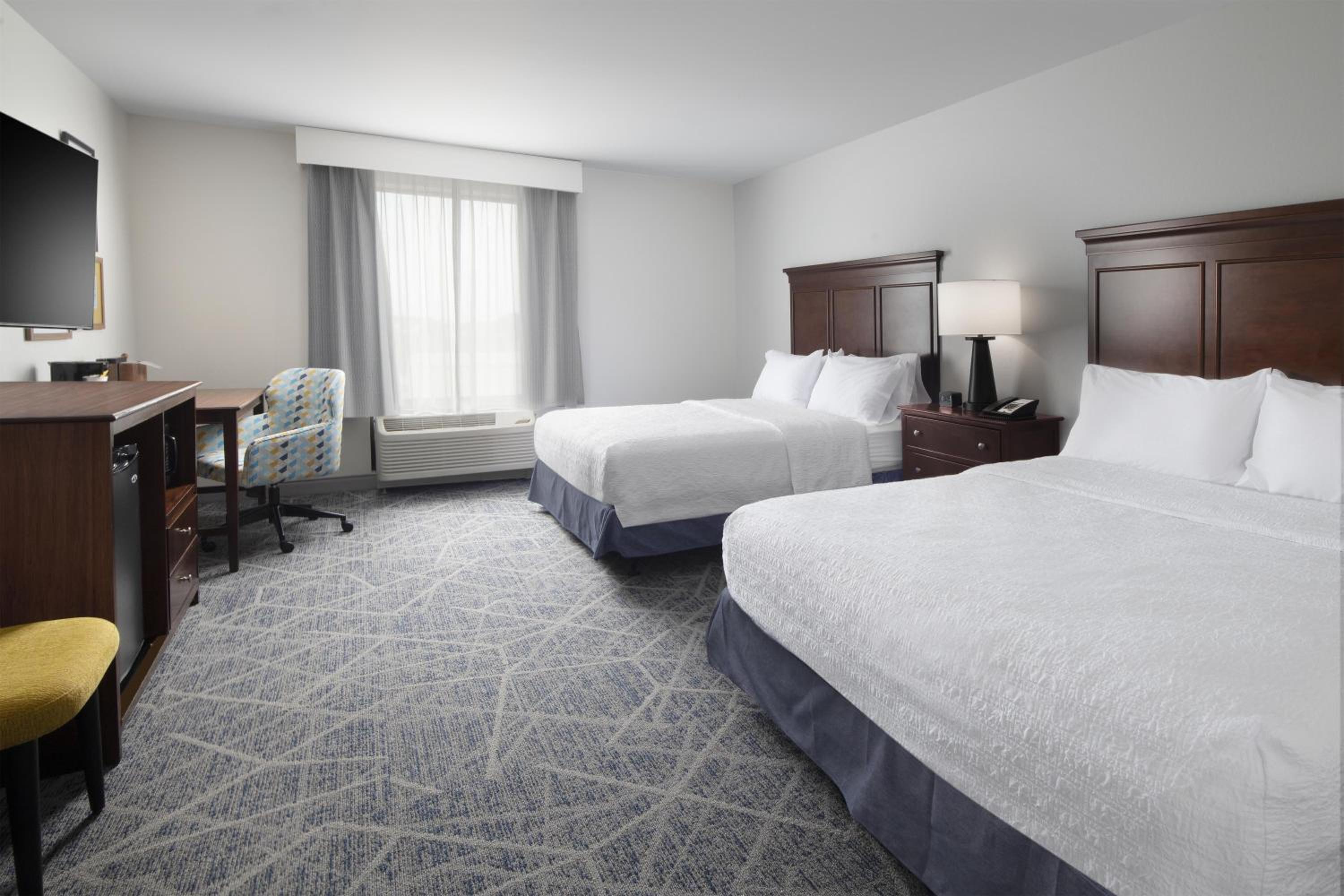 Room with Two Queen Beds - Non-Smoking photo 2