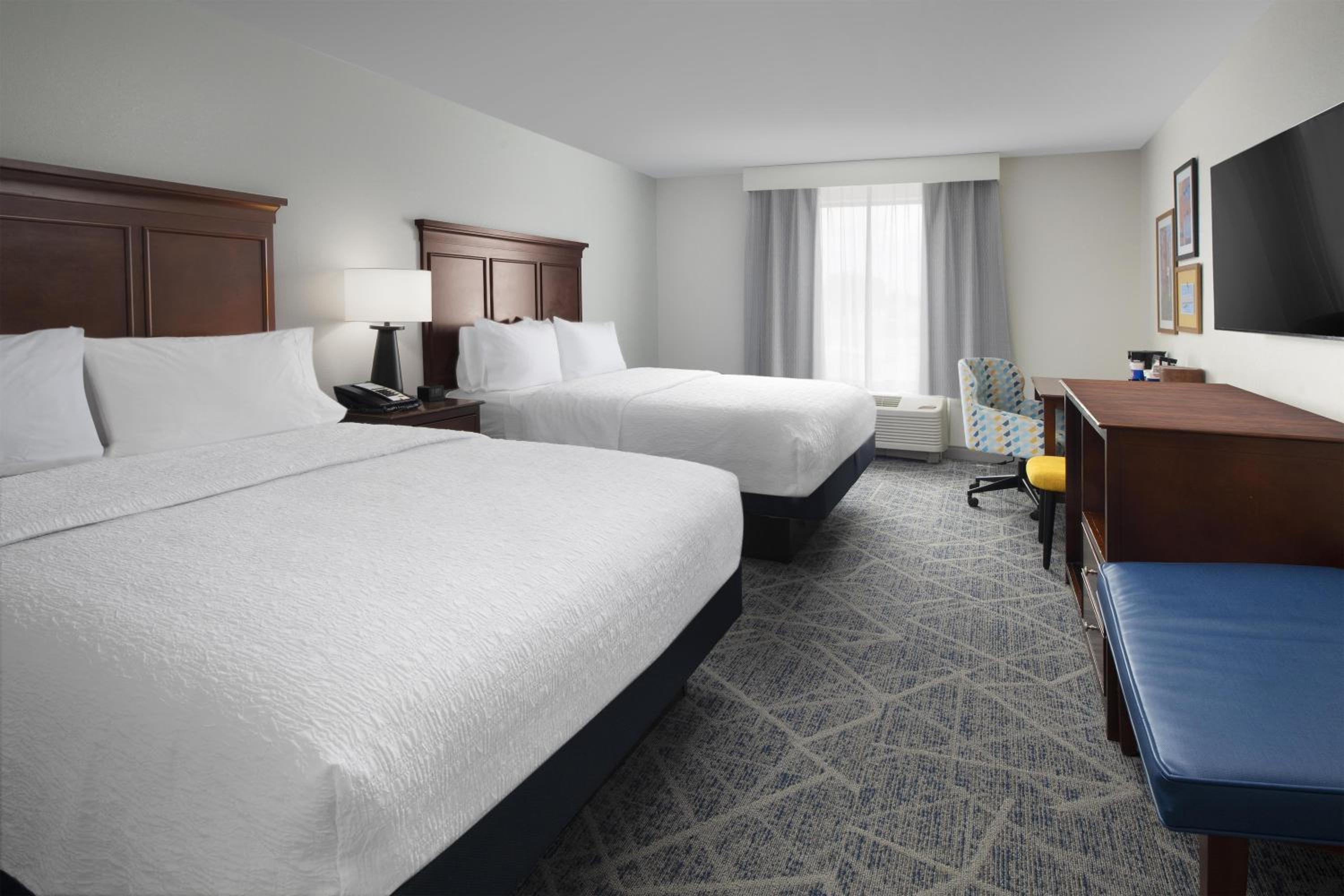 Room with Two Queen Beds - Non-Smoking photo 3
