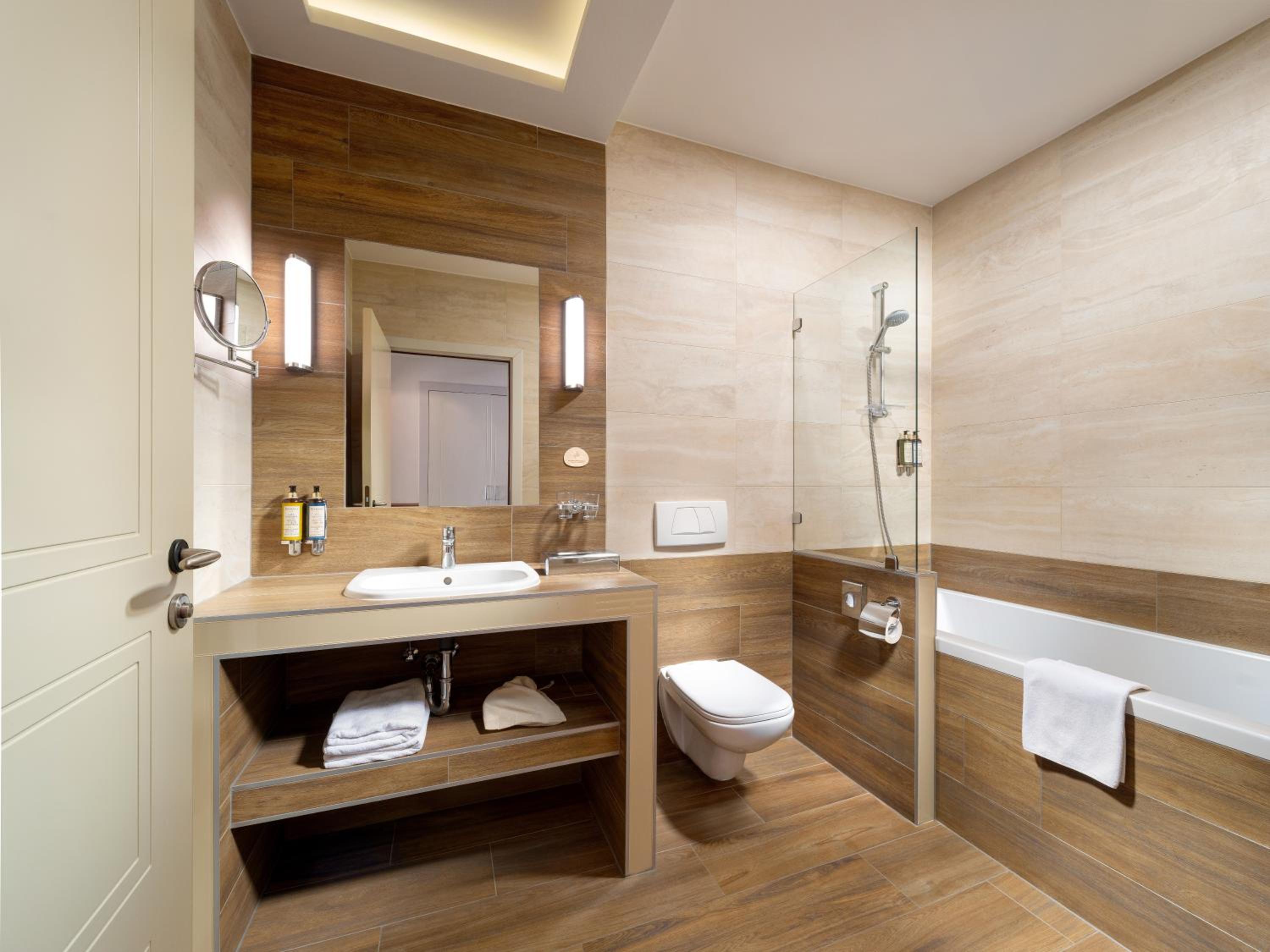 Deluxe Triple Room thumbnail 6