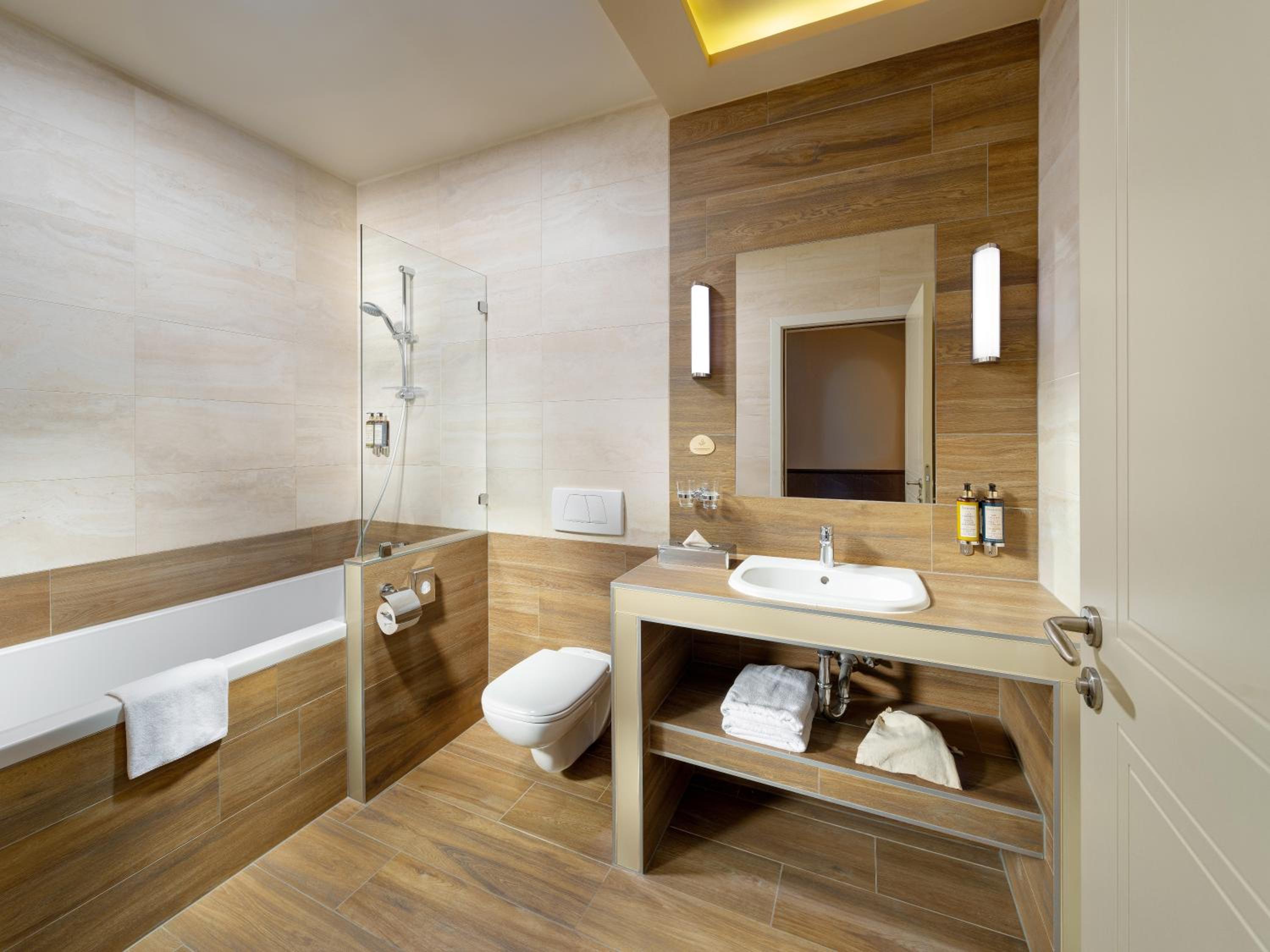 Deluxe Triple Room thumbnail 5