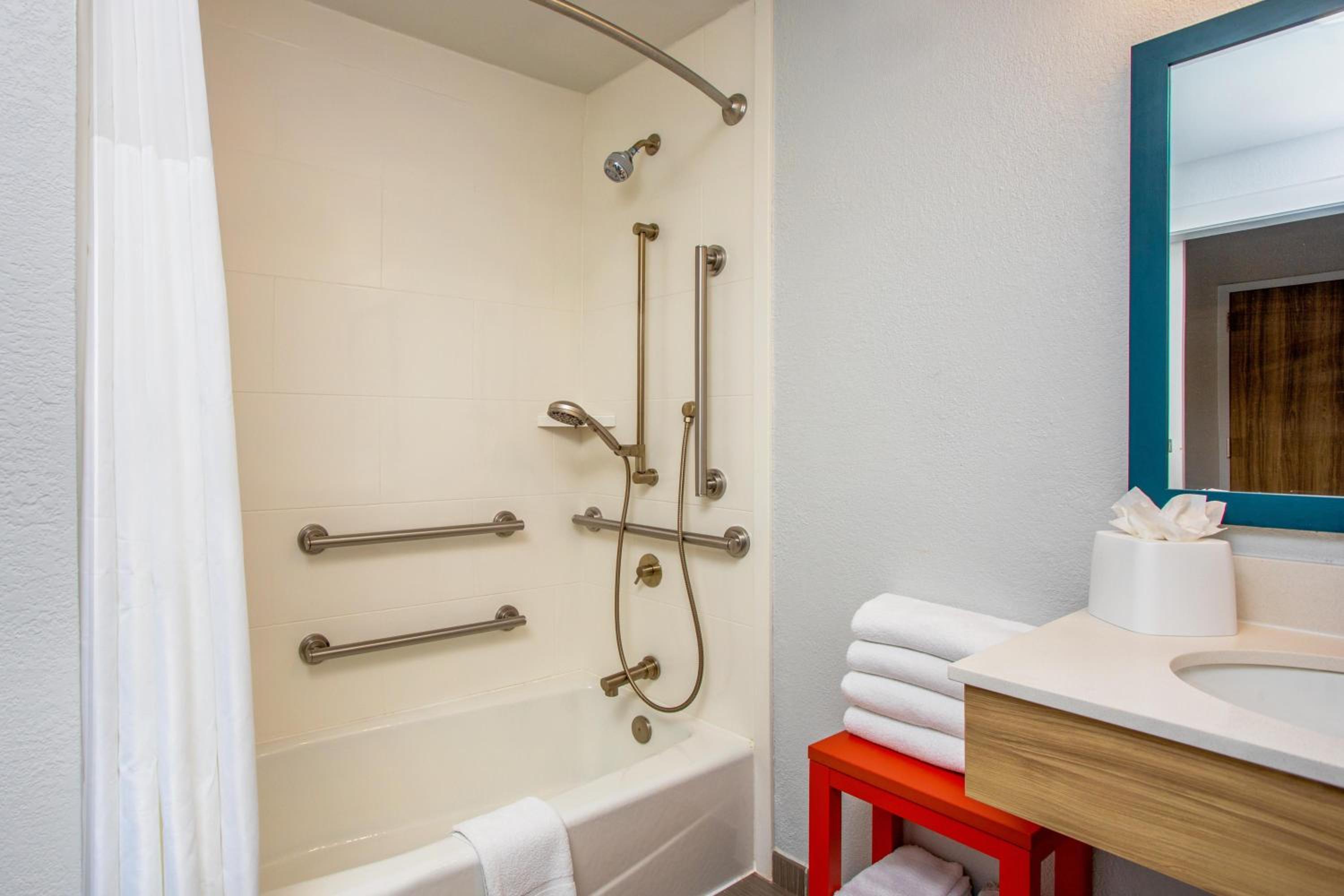 Queen Room with Two Queen Beds - Hearing Accessible - Photo 5