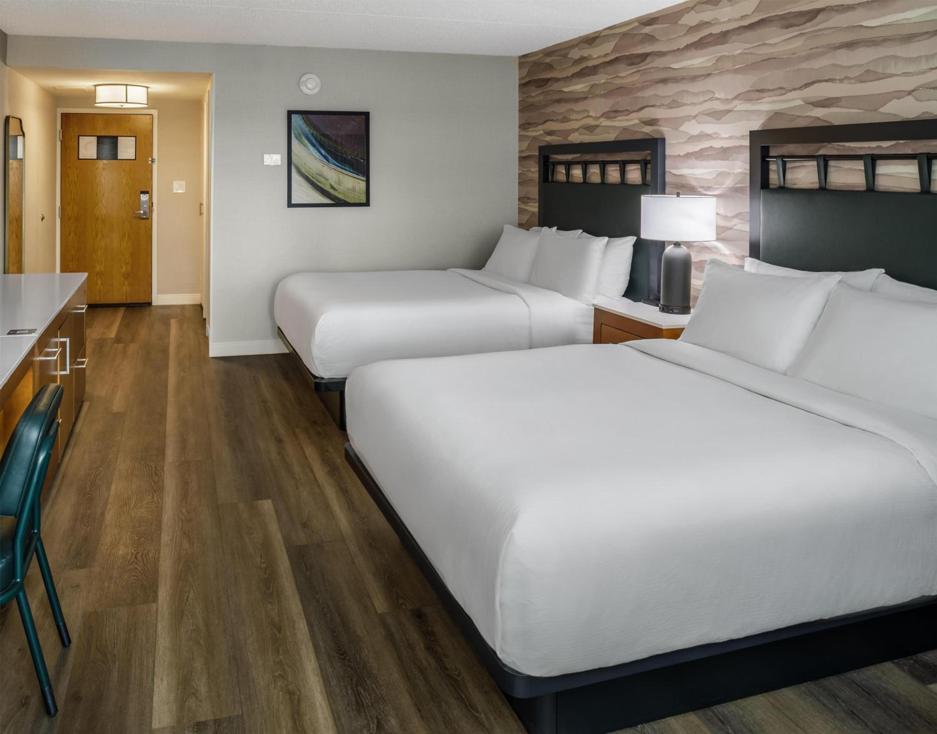 Double Queen Room with Two Queen Beds - Photo 3