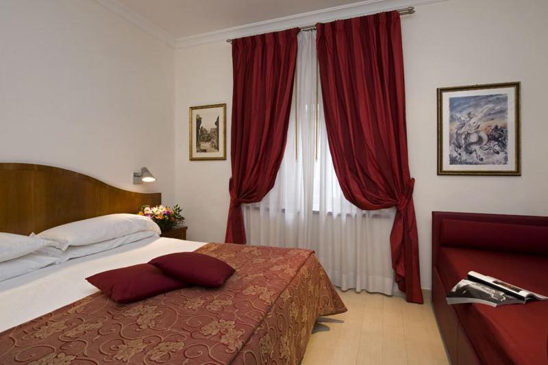 Economy Triple Room photo 3