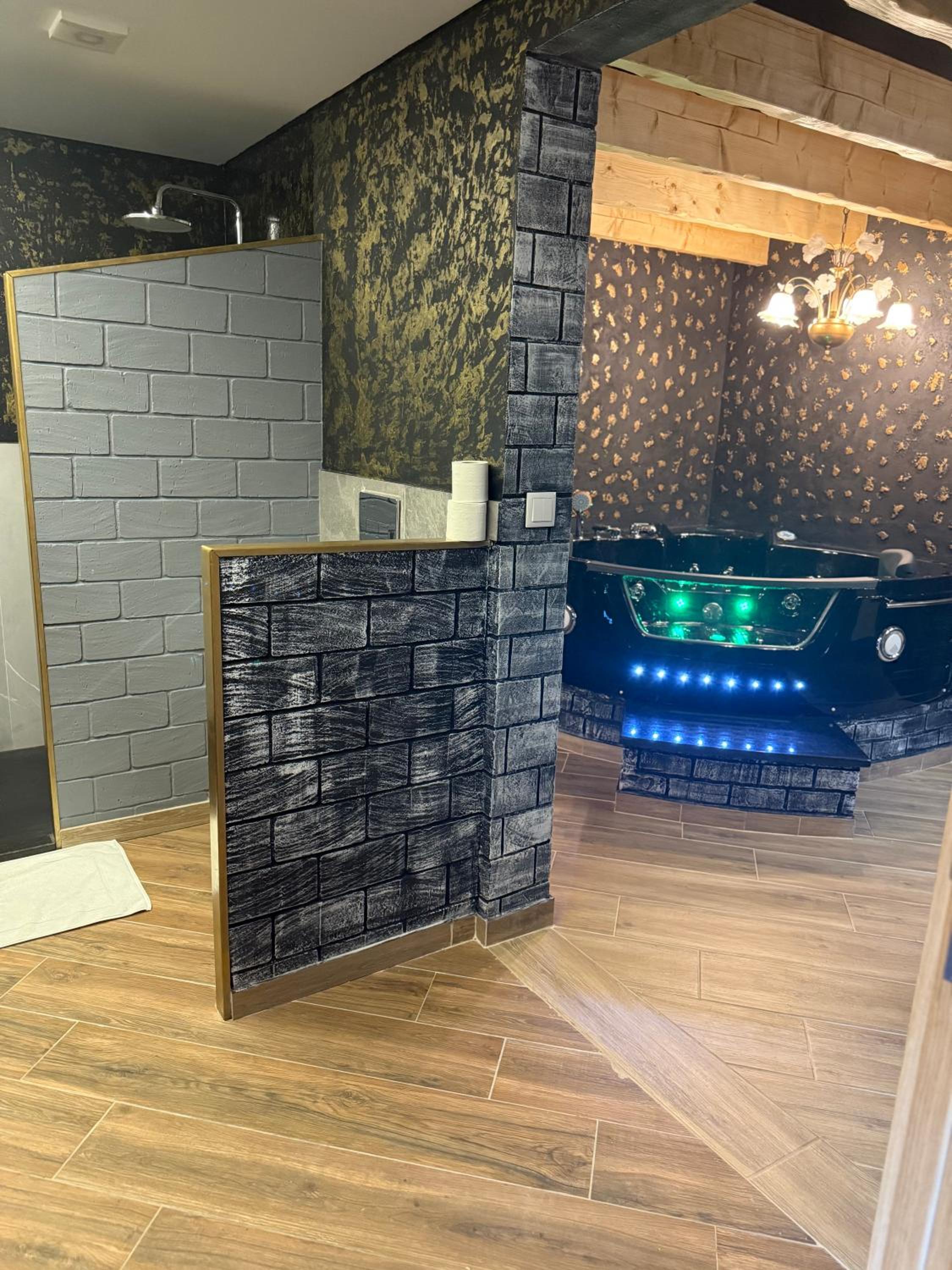 Deluxe Suite with Spa Bath photo 2