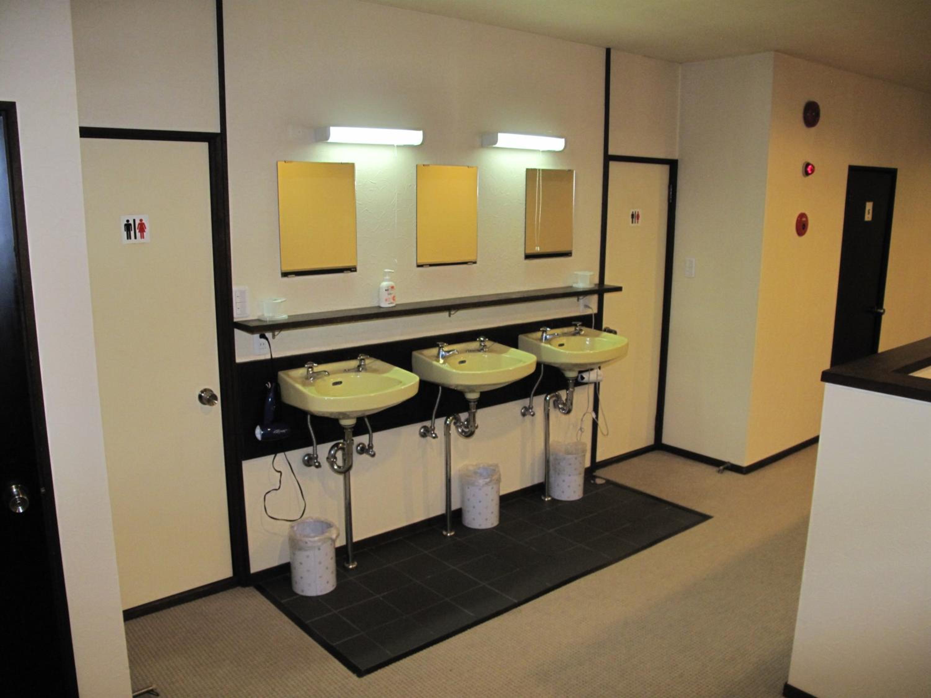 Budget Twin Room - Photo 9