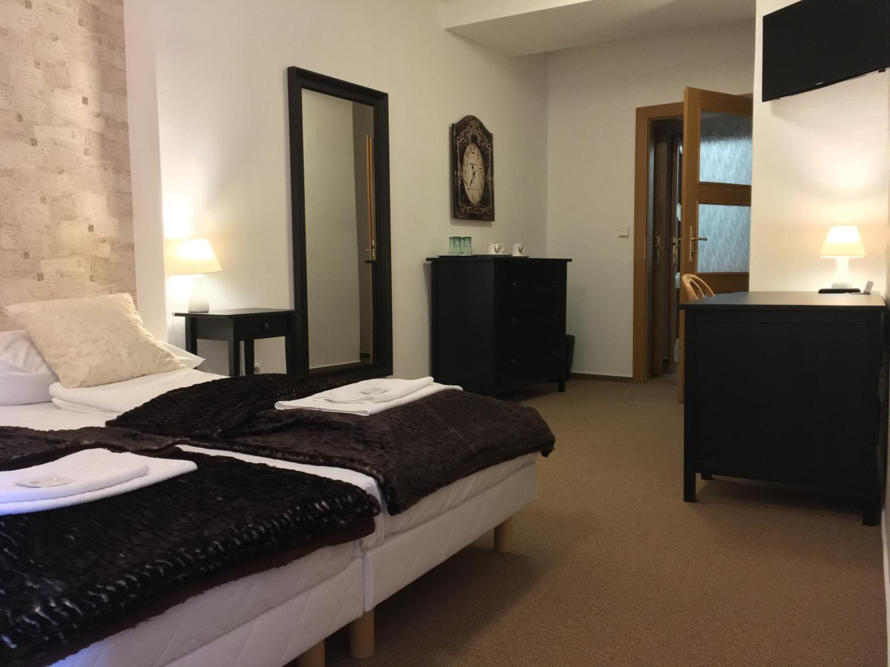Quadruple Room with Private Bathroom photo 3