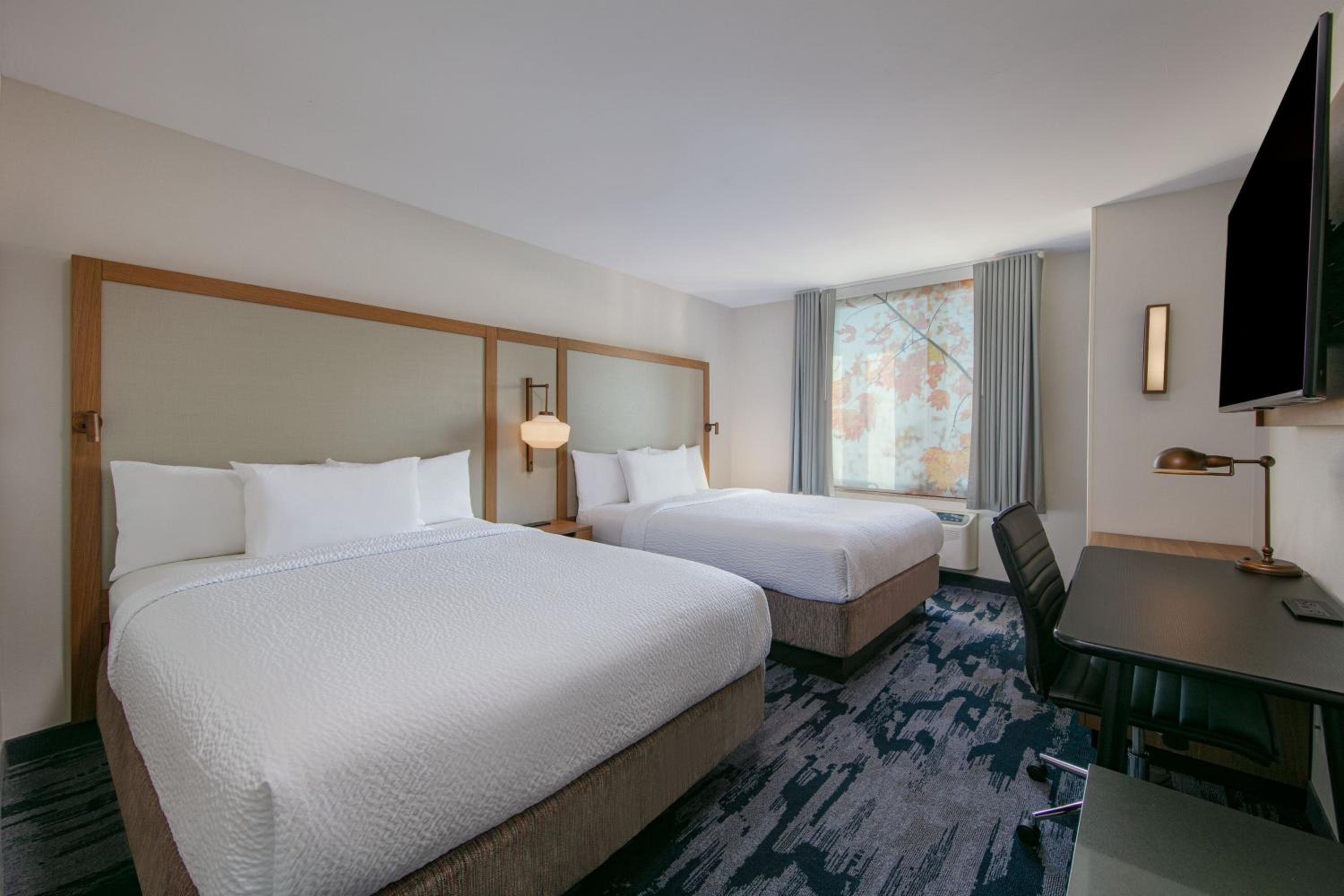 Queen Room with Two Queen Beds - Photo 3