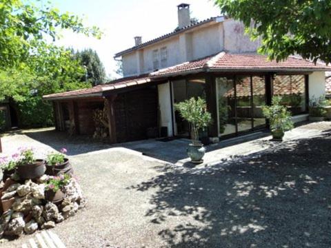 Six-Bedroom House photo 2
