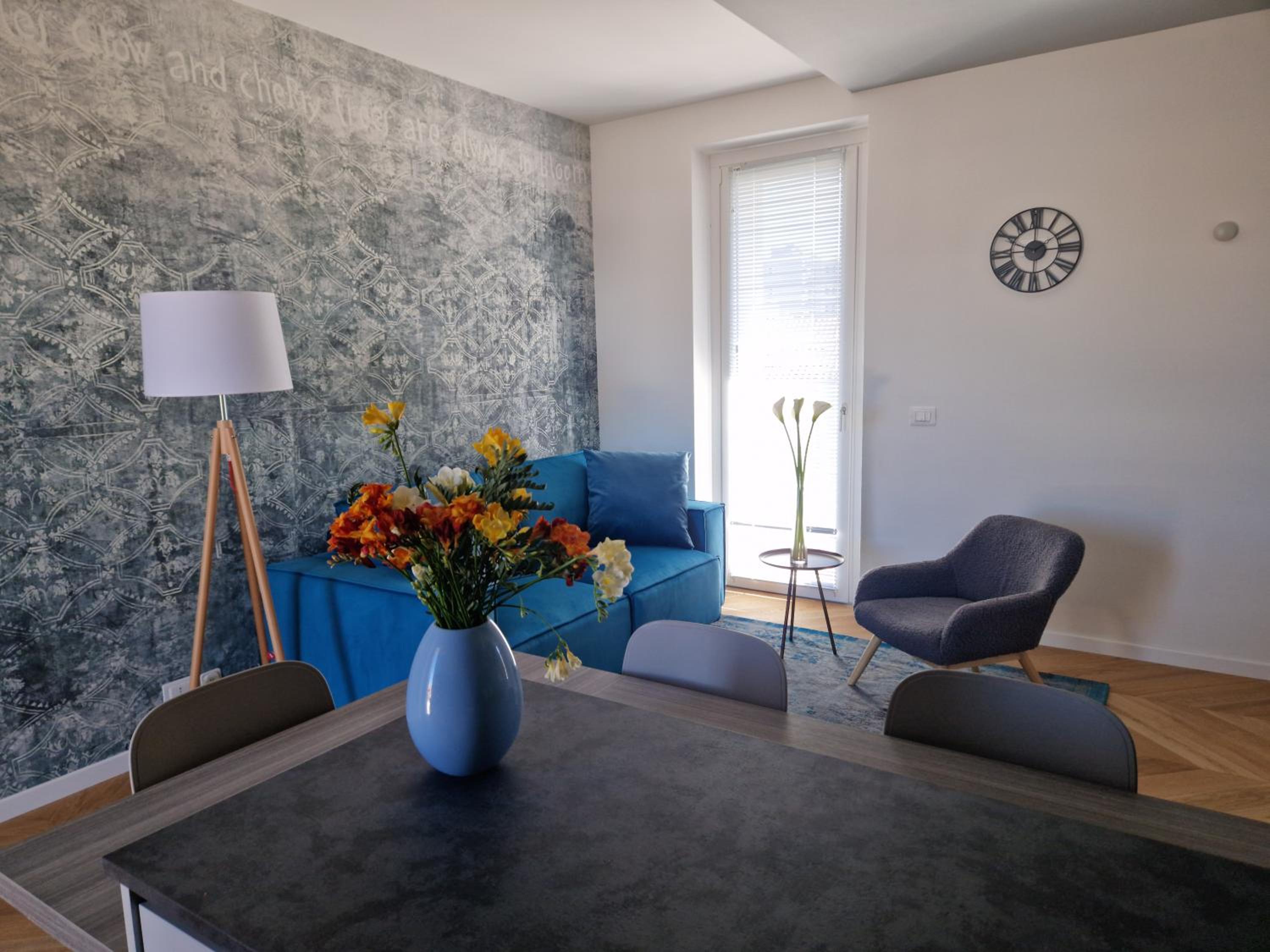 One-Bedroom Apartment with Balcony and Mountain View   photo 3