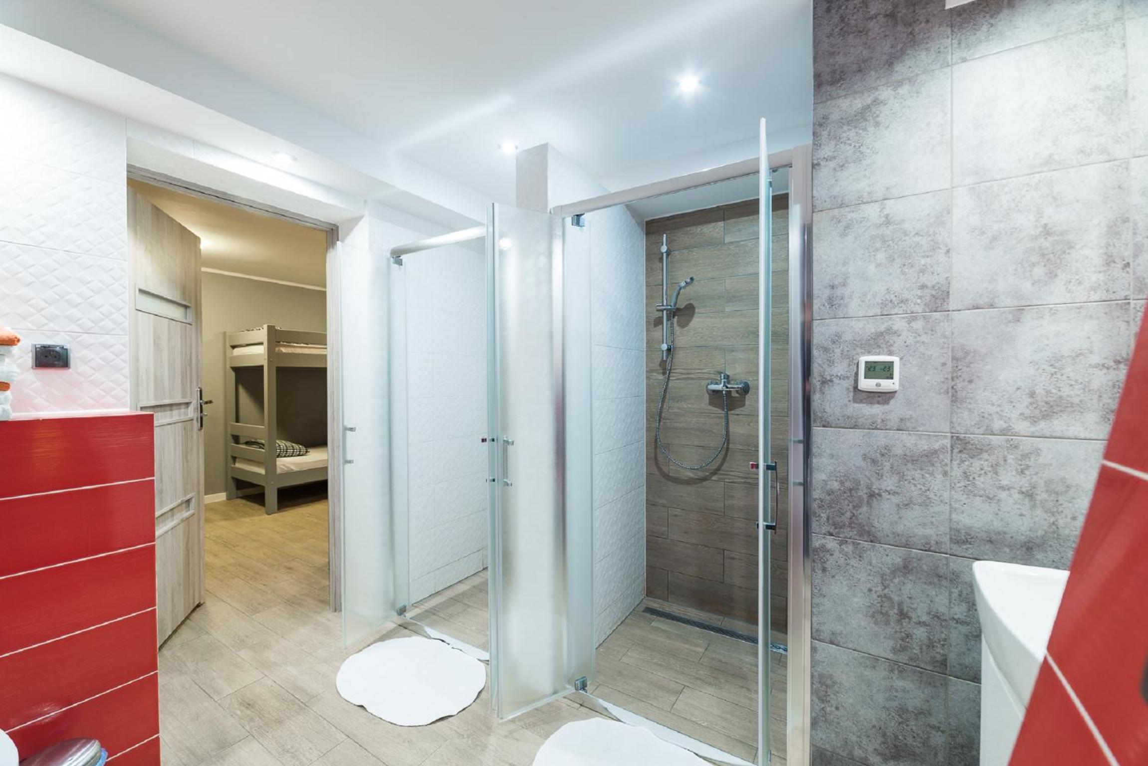 Eight-Person Room with Private Bathroom  - Photo 6
