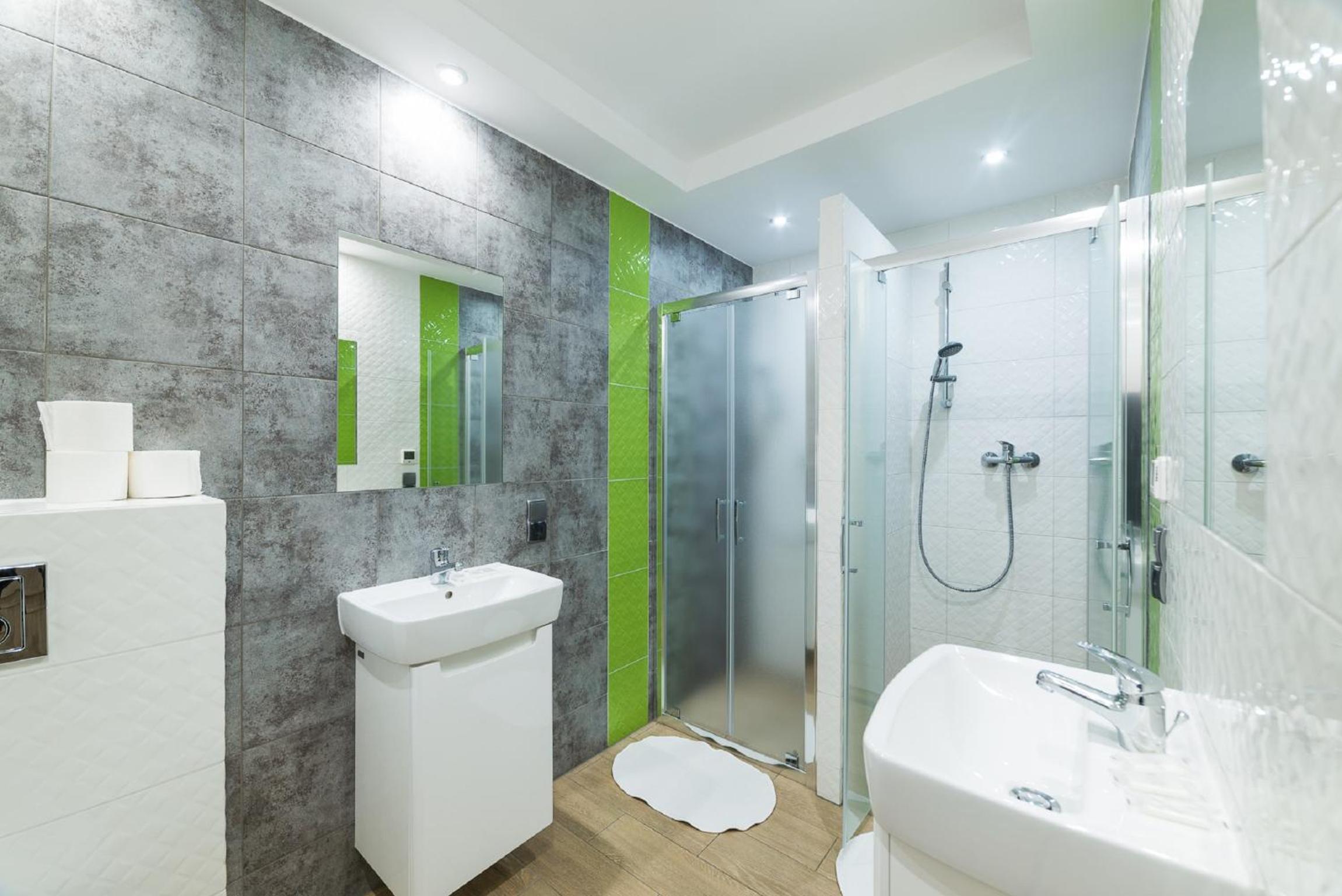Six-Person Room with Private Bathroom - Photo 4