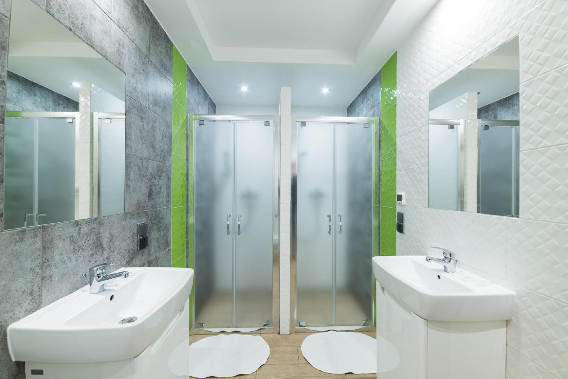 Six-Person Room with Private Bathroom - Photo 5