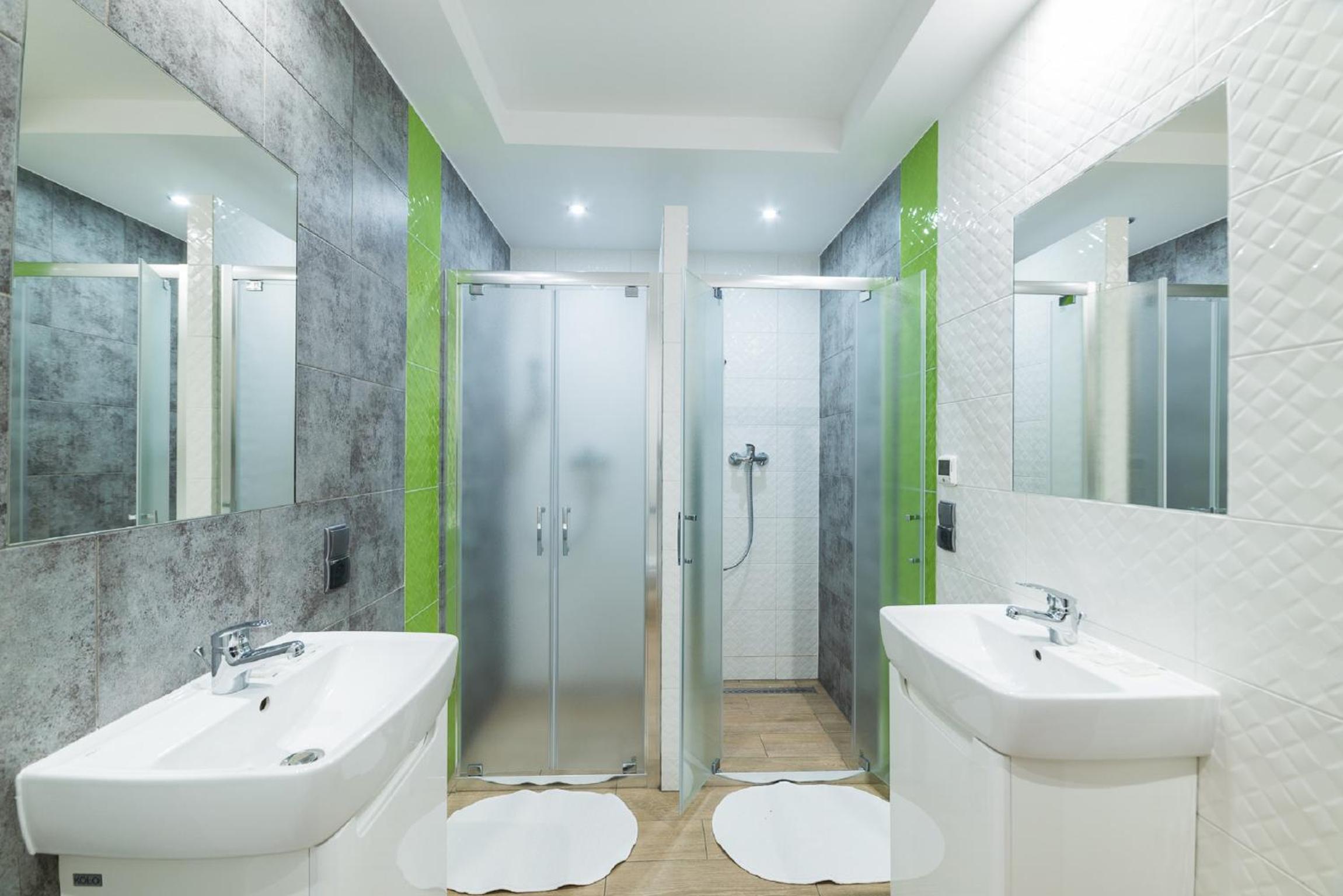 Six-Person Room with Private Bathroom - Photo 6