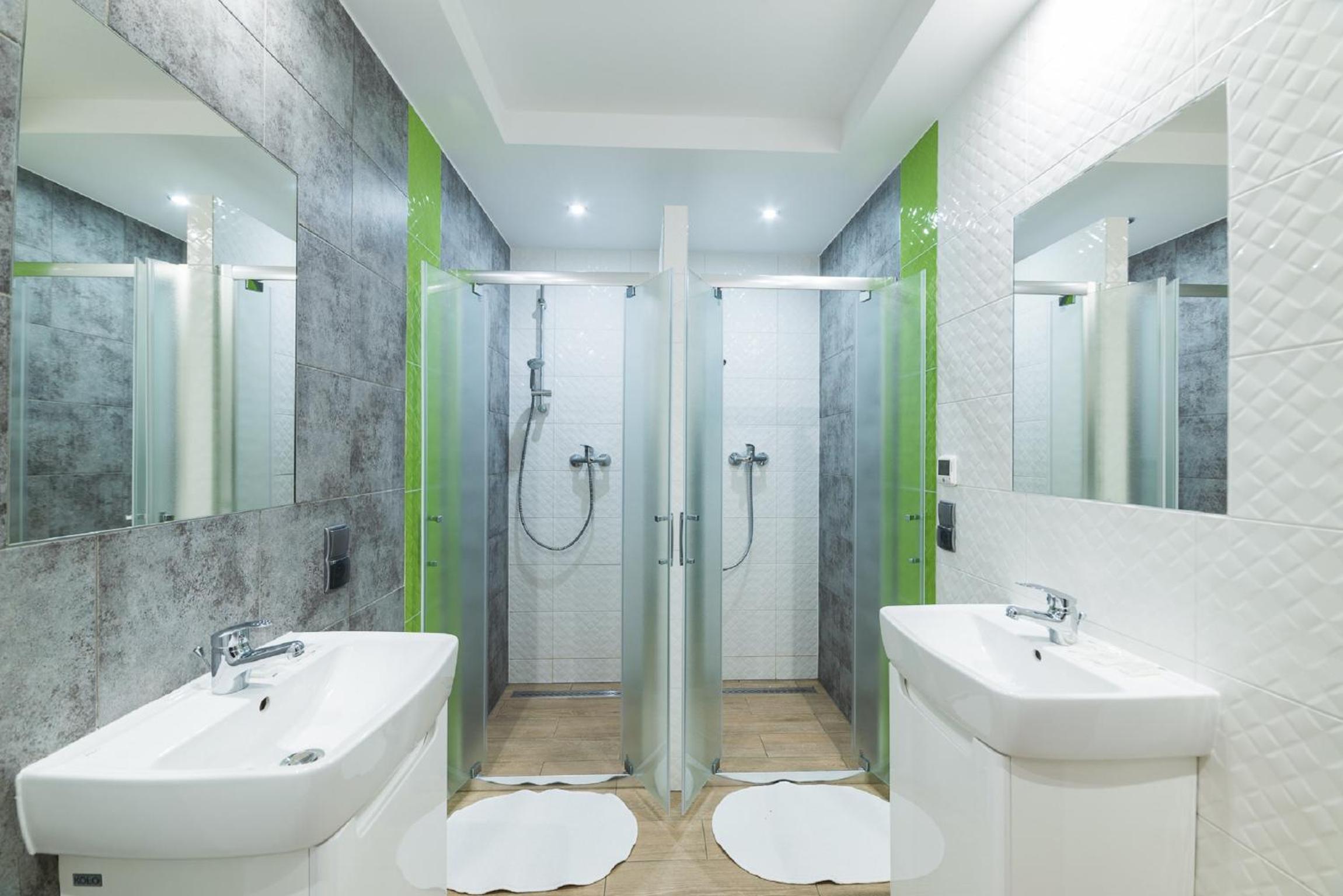 Six-Person Room with Private Bathroom - Photo 7