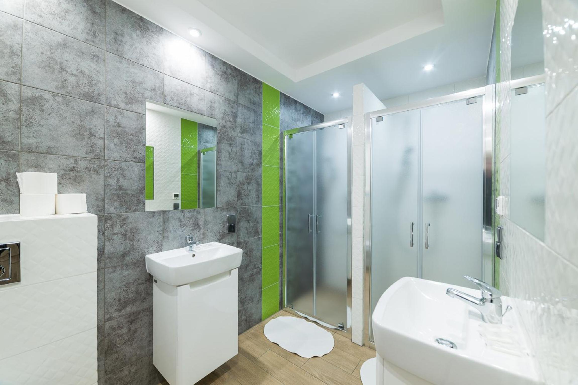Six-Person Room with Private Bathroom - Photo 8