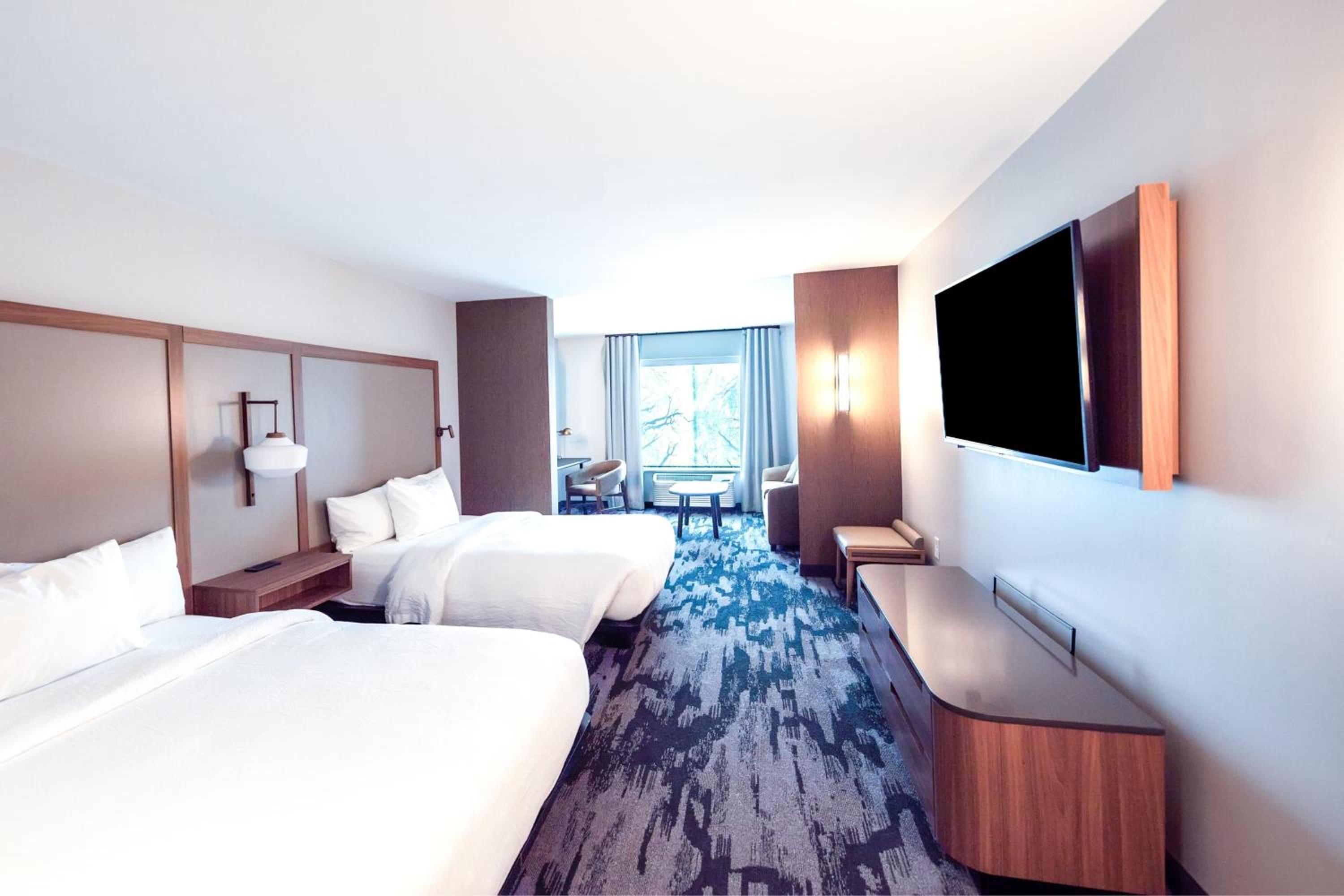 Queen Suite with Two Queen Beds, Bathtub and Sofa Bed - Mobility Access/Hearing Accessible