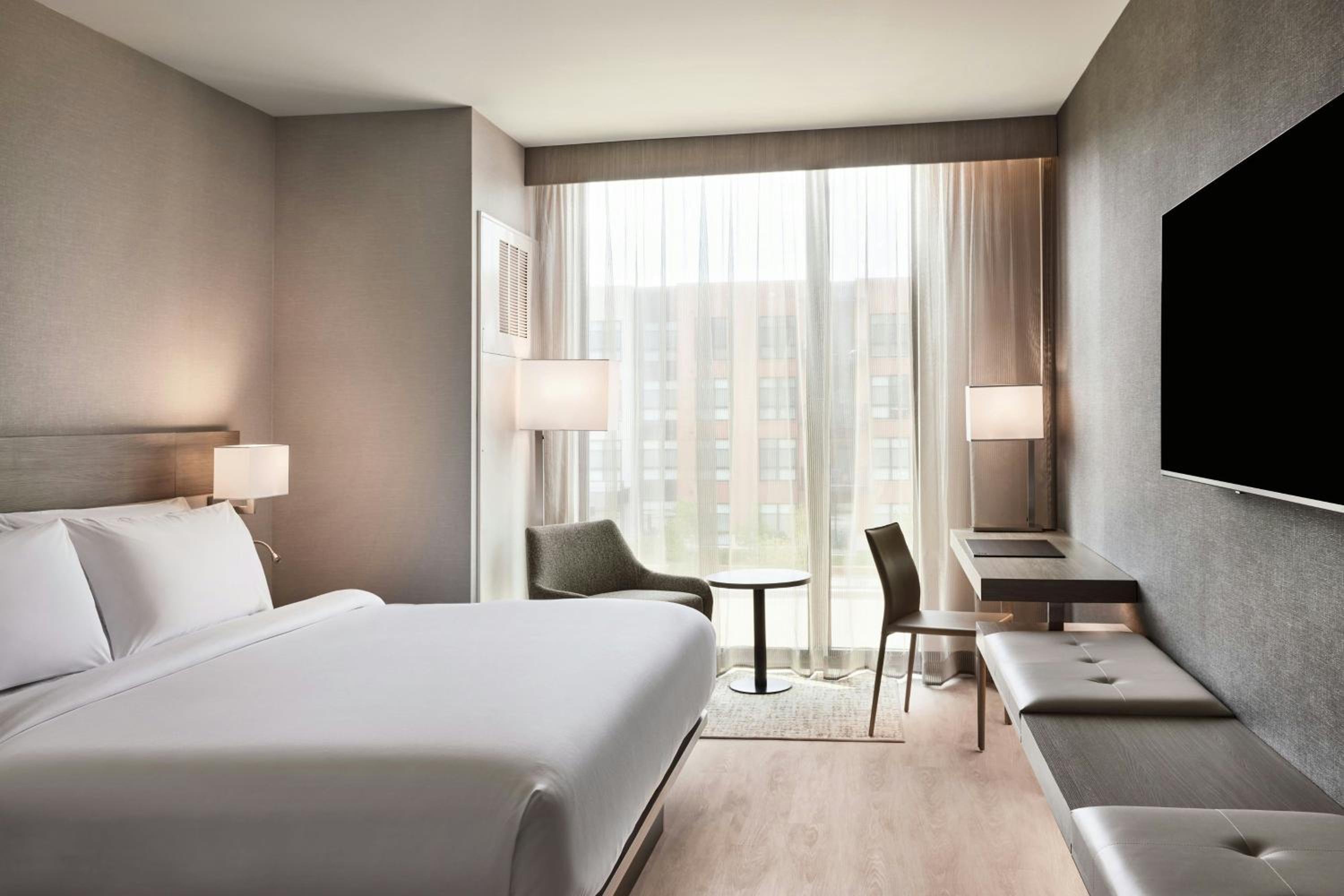 King Room with Bathtub - Mobility Access