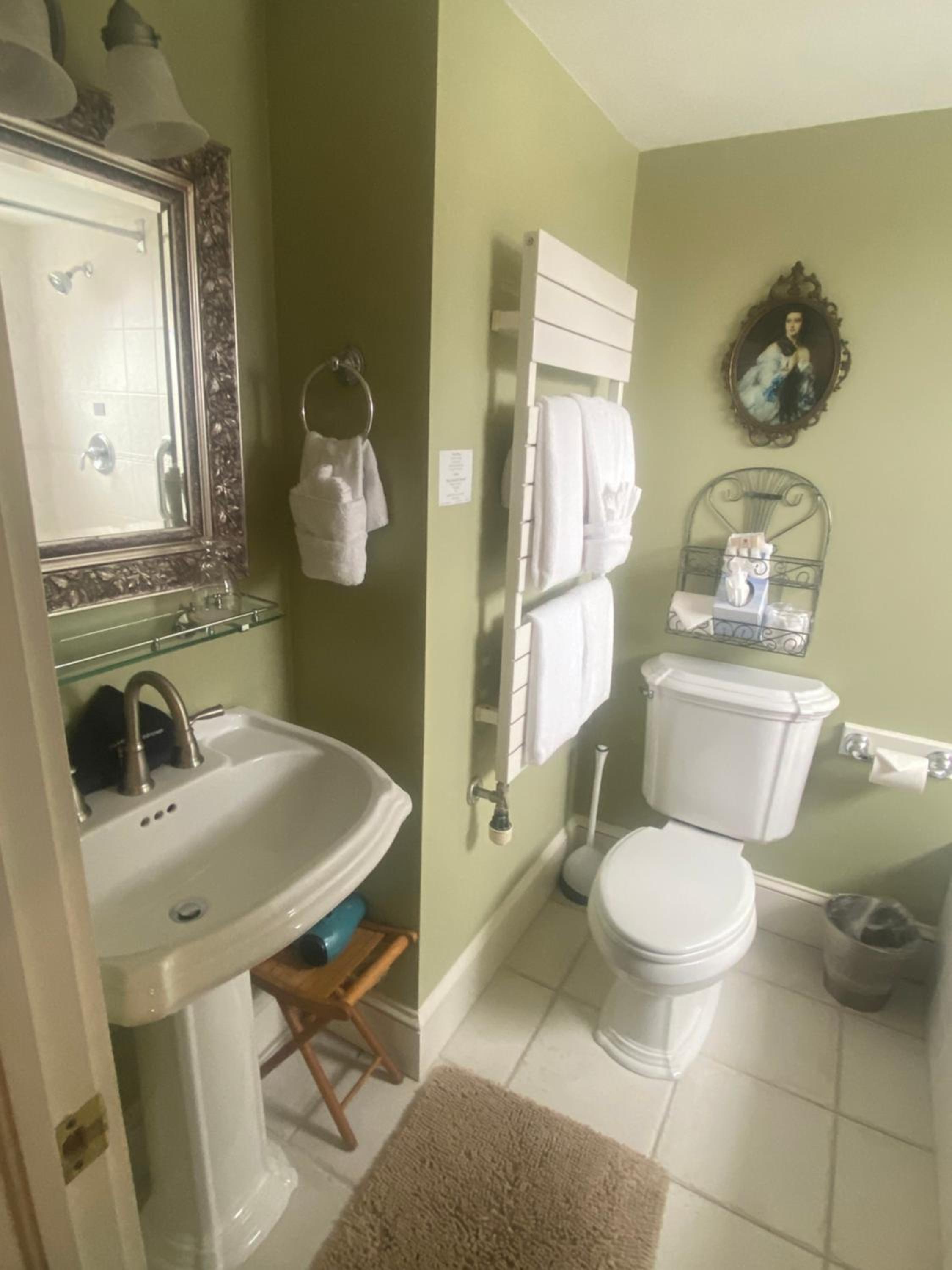 Queen Room photo 2