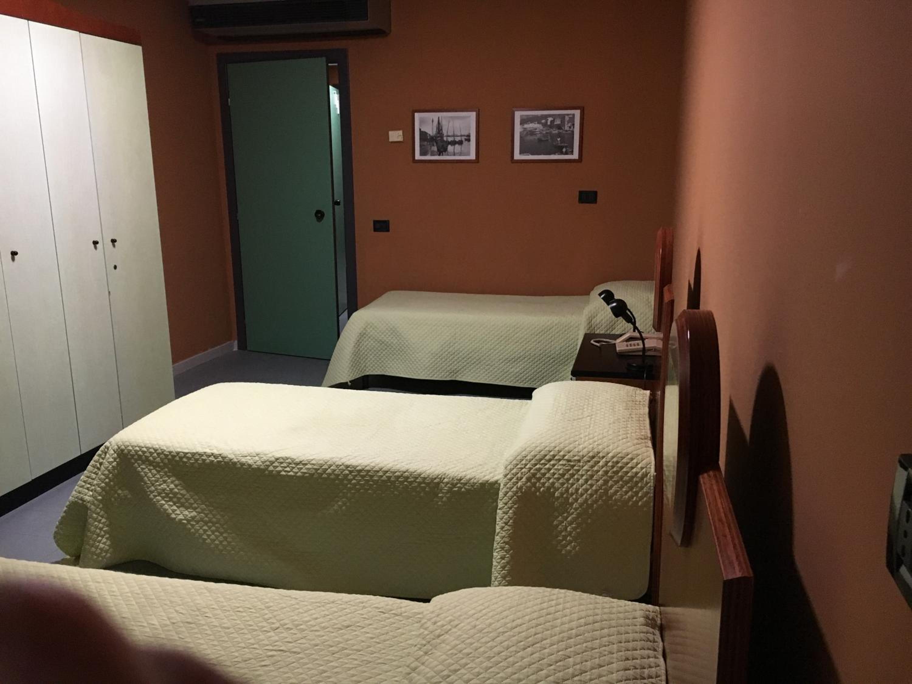 Economy Triple Room photo 2