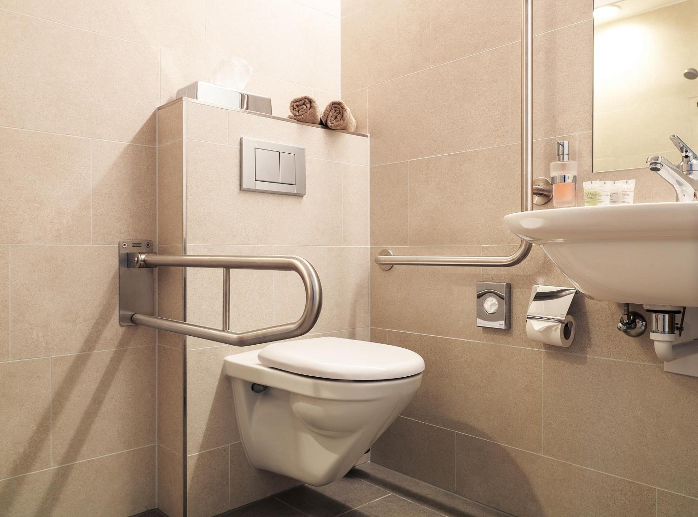 Twin Room - Disability Access photo 2