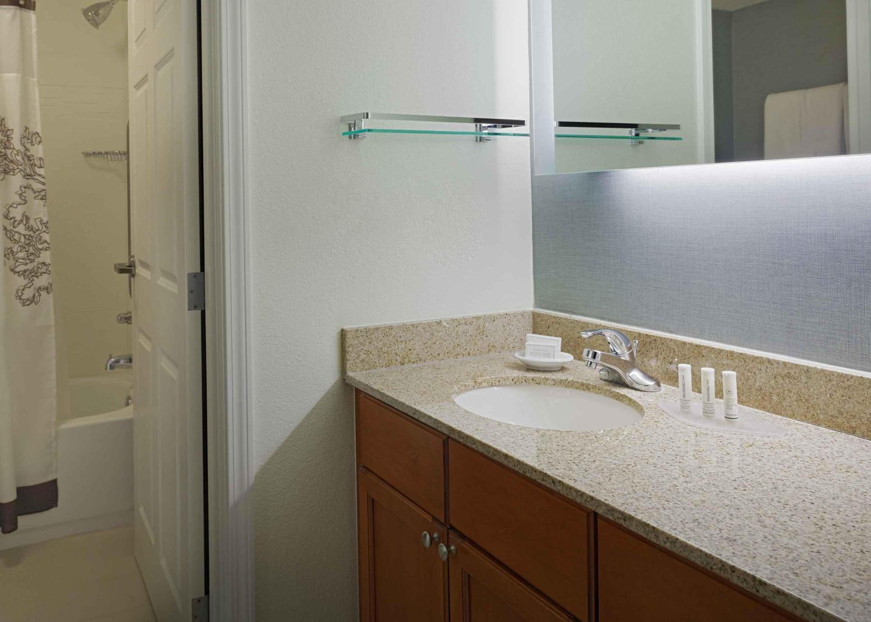 One-Bedroom Suite 2 Queen Beds - Photo 2