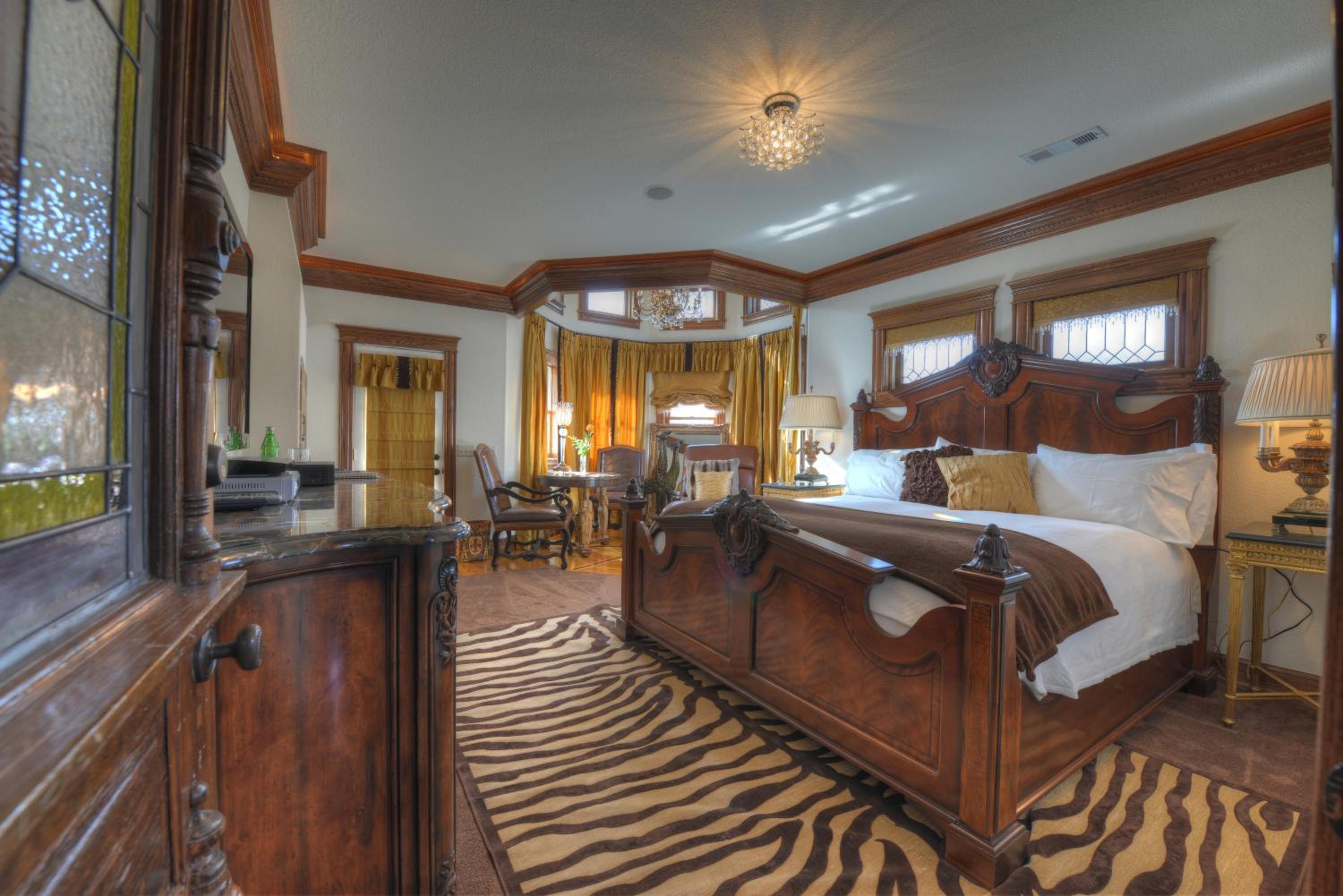Deluxe King Suite with Balcony photo 1