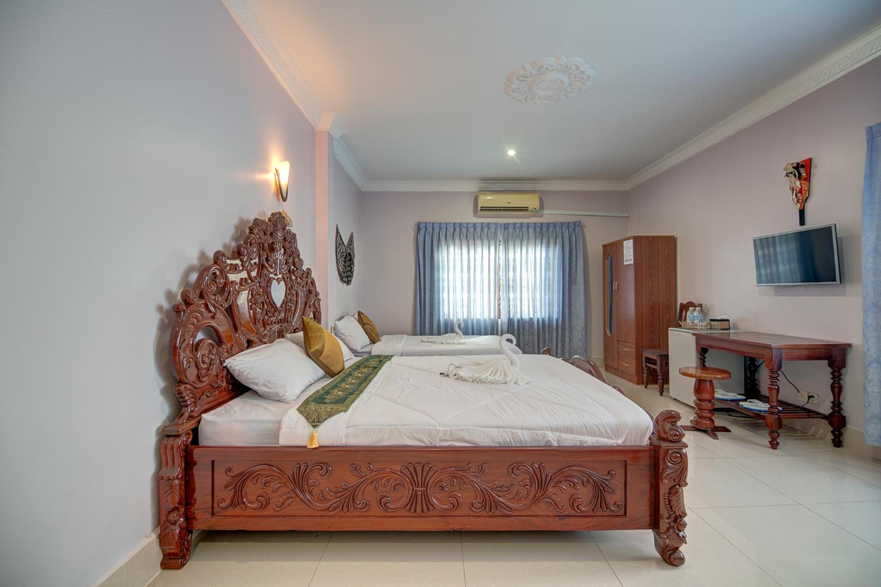 Superior Family Room - Photo 8