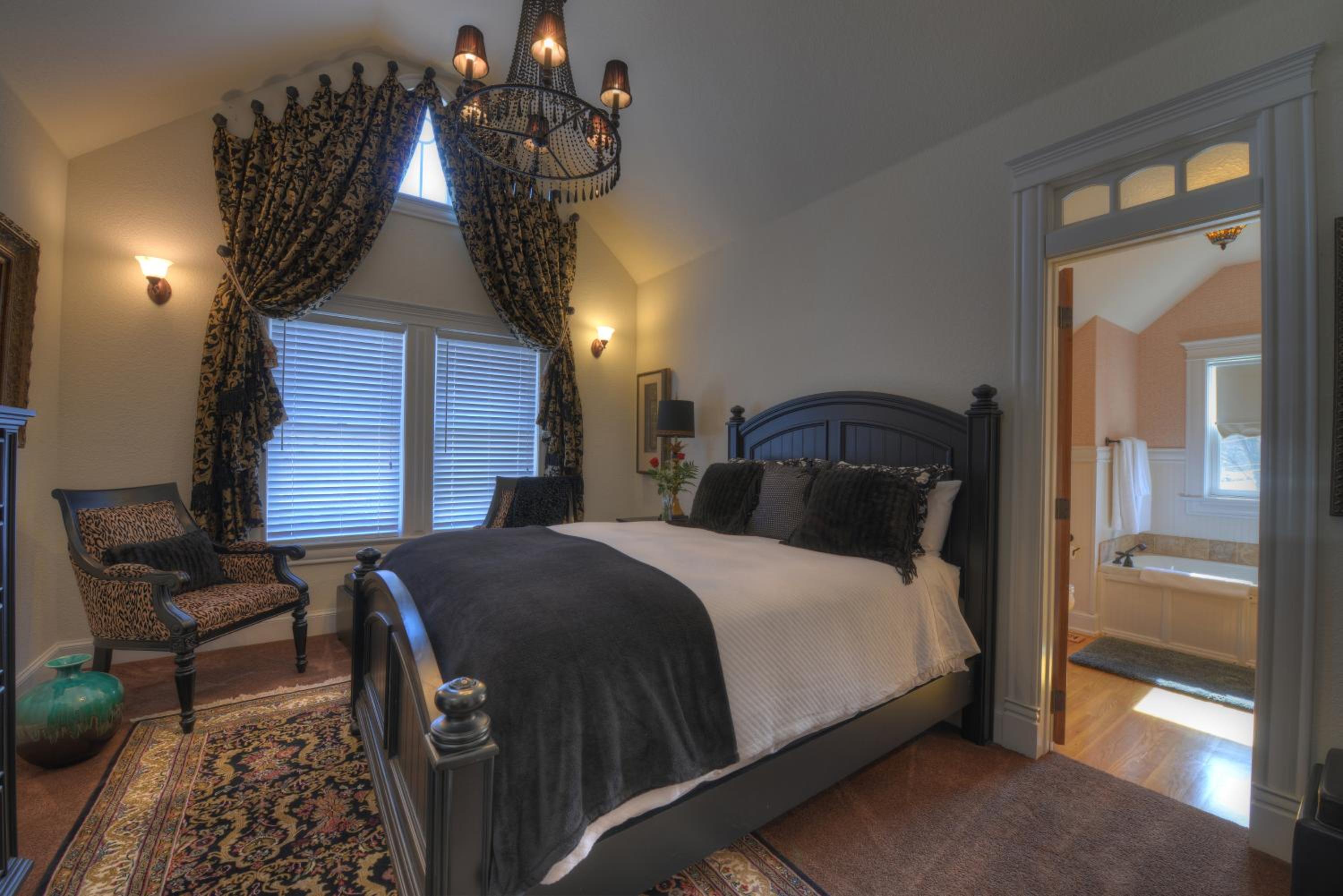 Deluxe Queen Room with Spa Bath photo 2
