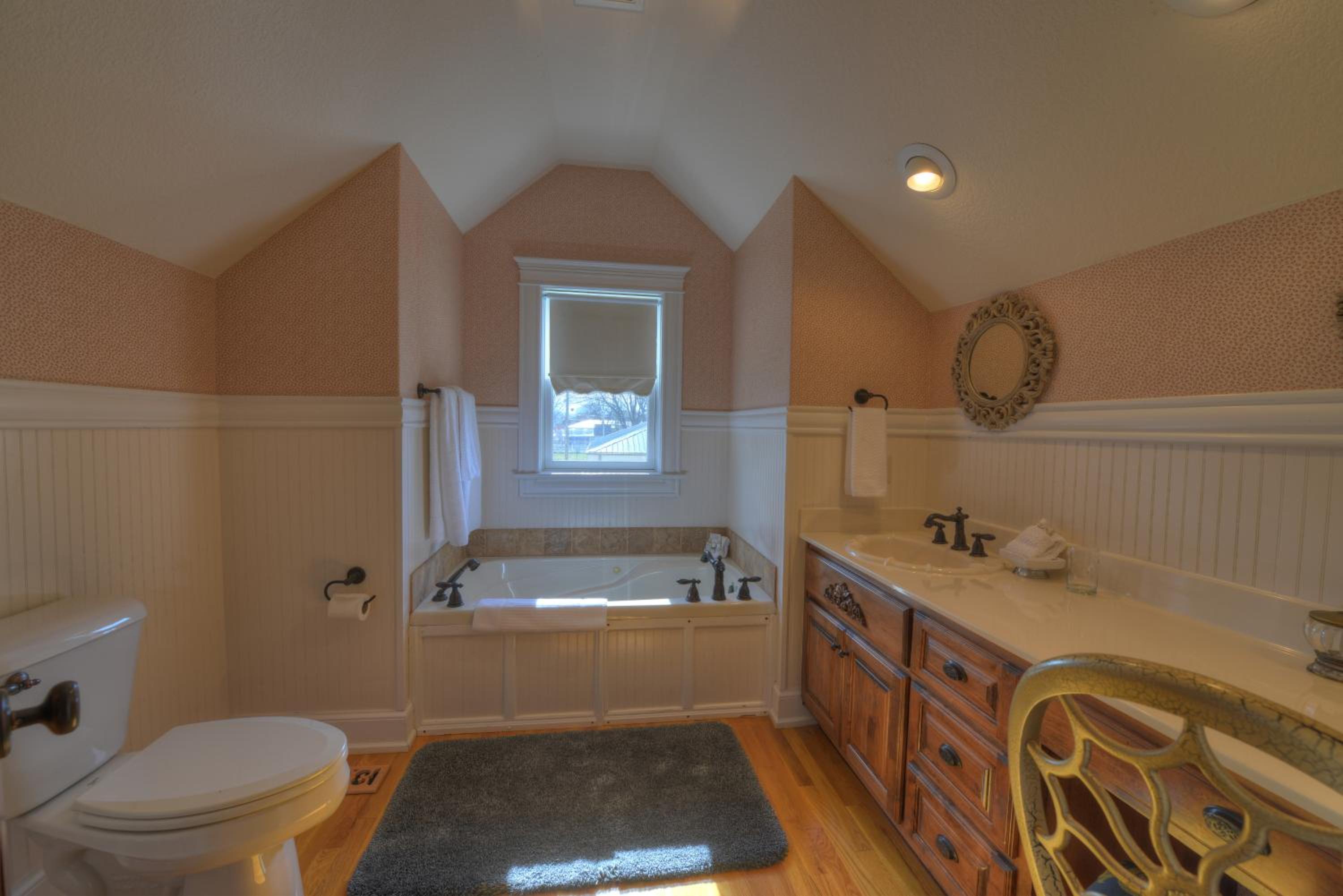 Deluxe Queen Room with Spa Bath photo 3