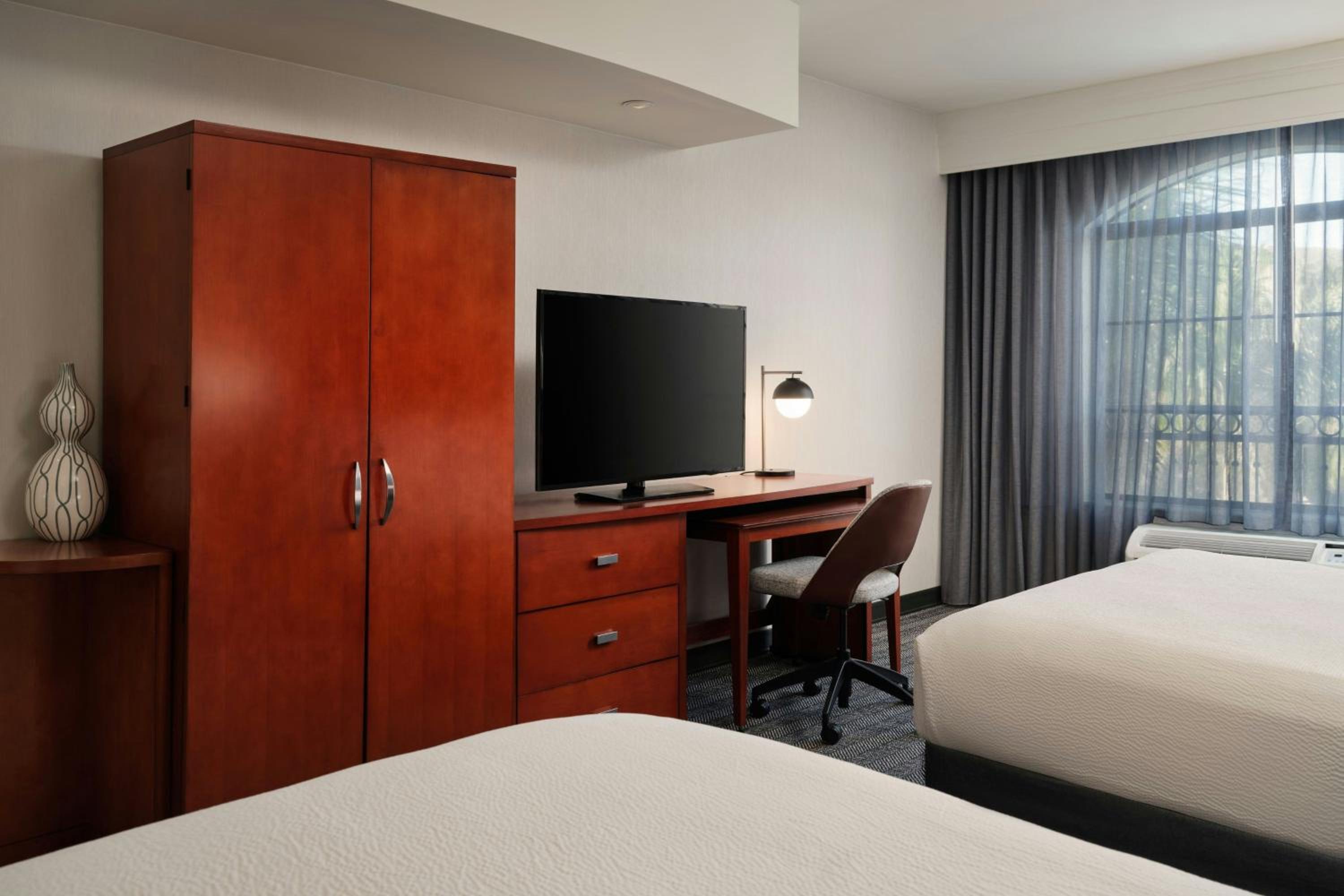 Queen Room with Two Queen Beds - Hearing Accessible - Photo 3