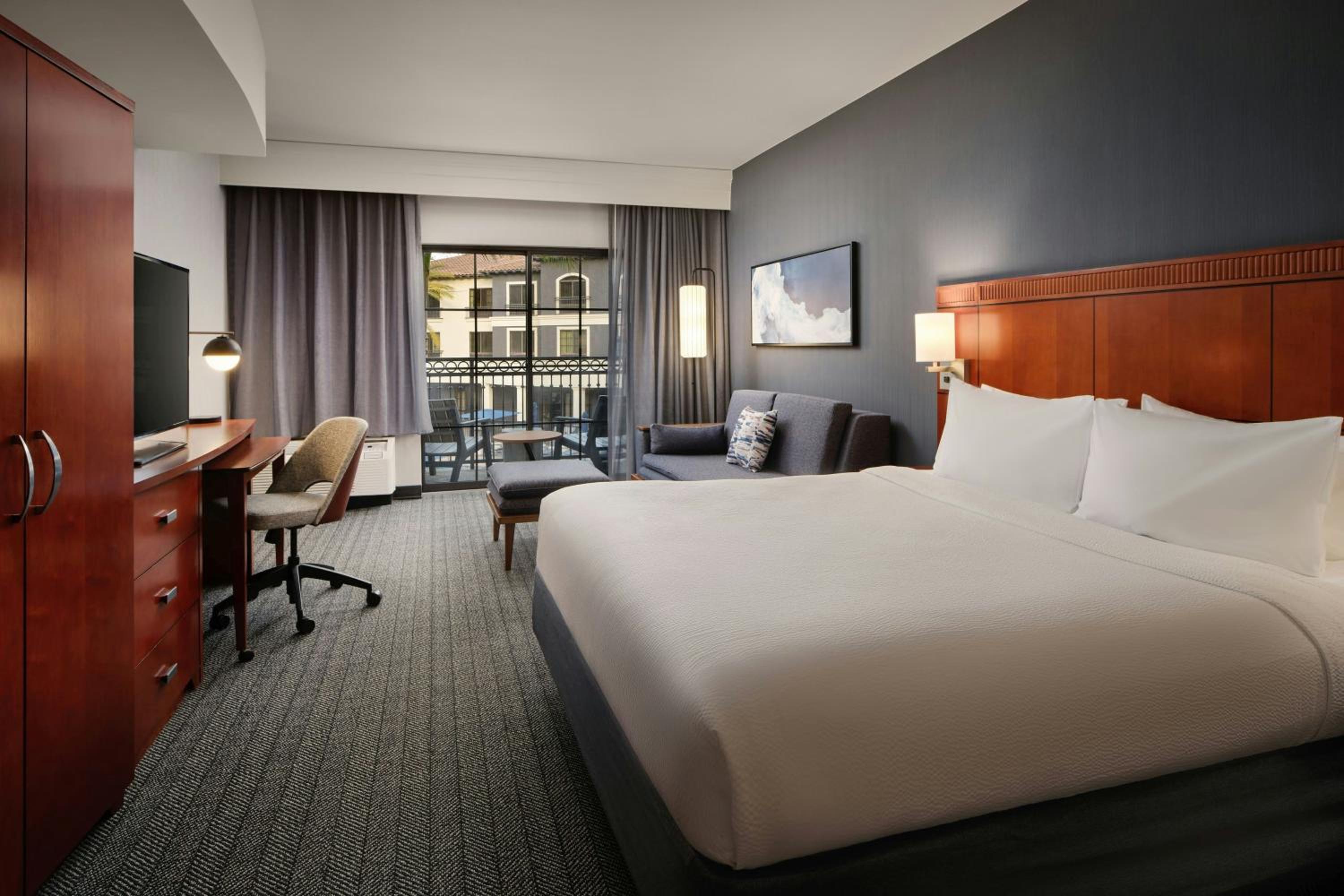 King Room with Bathtub - Mobility Access/Hearing Accessible - Photo 1
