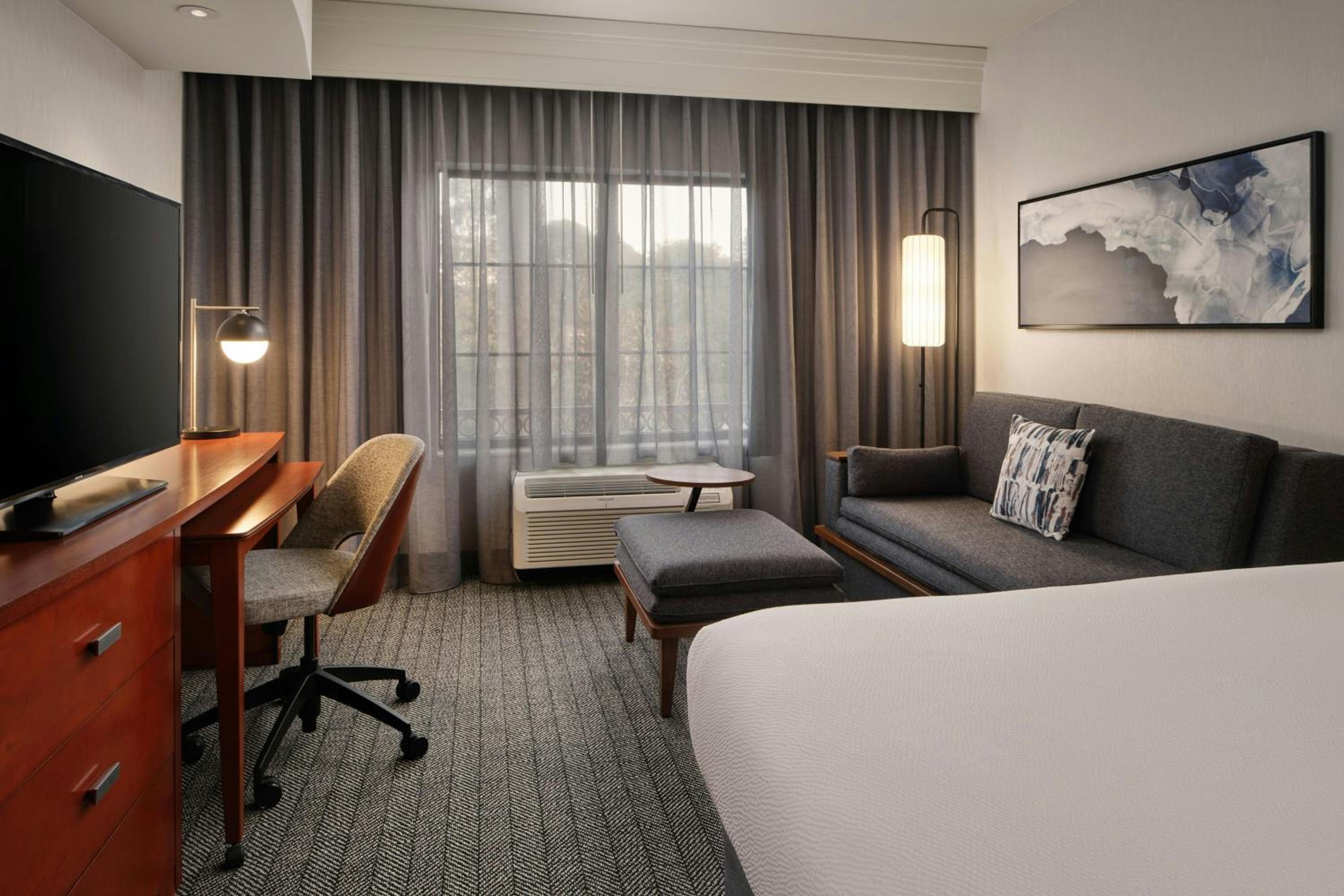 King Room with Bathtub - Mobility Access/Hearing Accessible - Photo 2