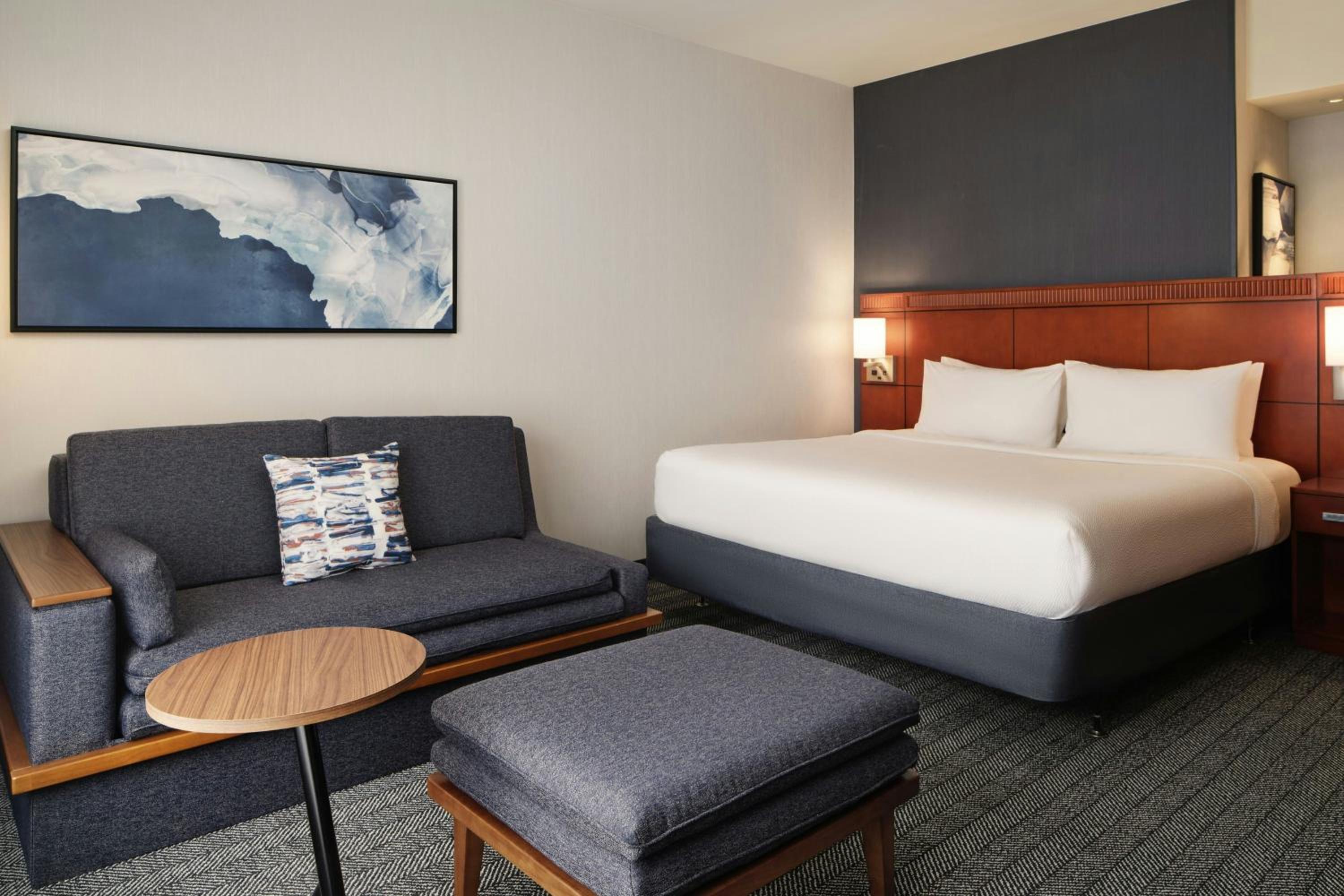 King Room with Bathtub - Mobility Access/Hearing Accessible - Photo 3