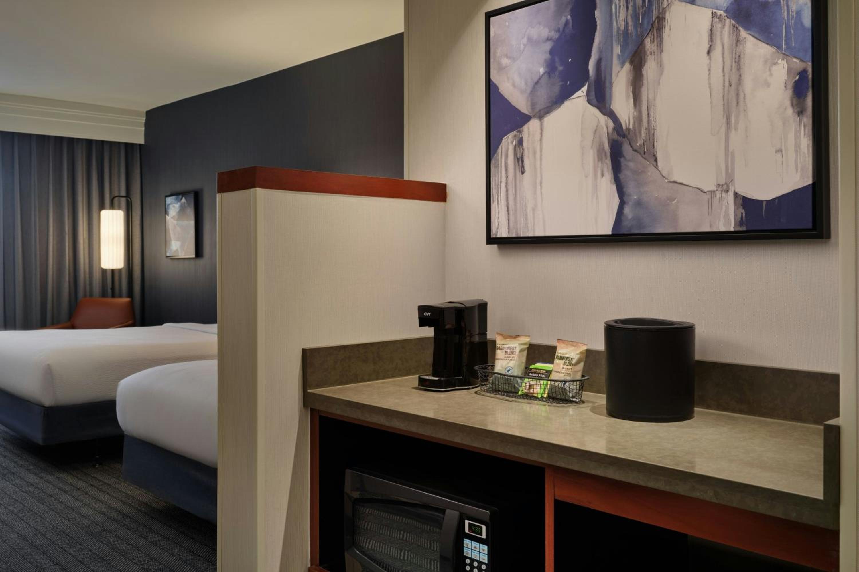Queen Room with Two Queen Beds - Hearing Accessible - Photo 4