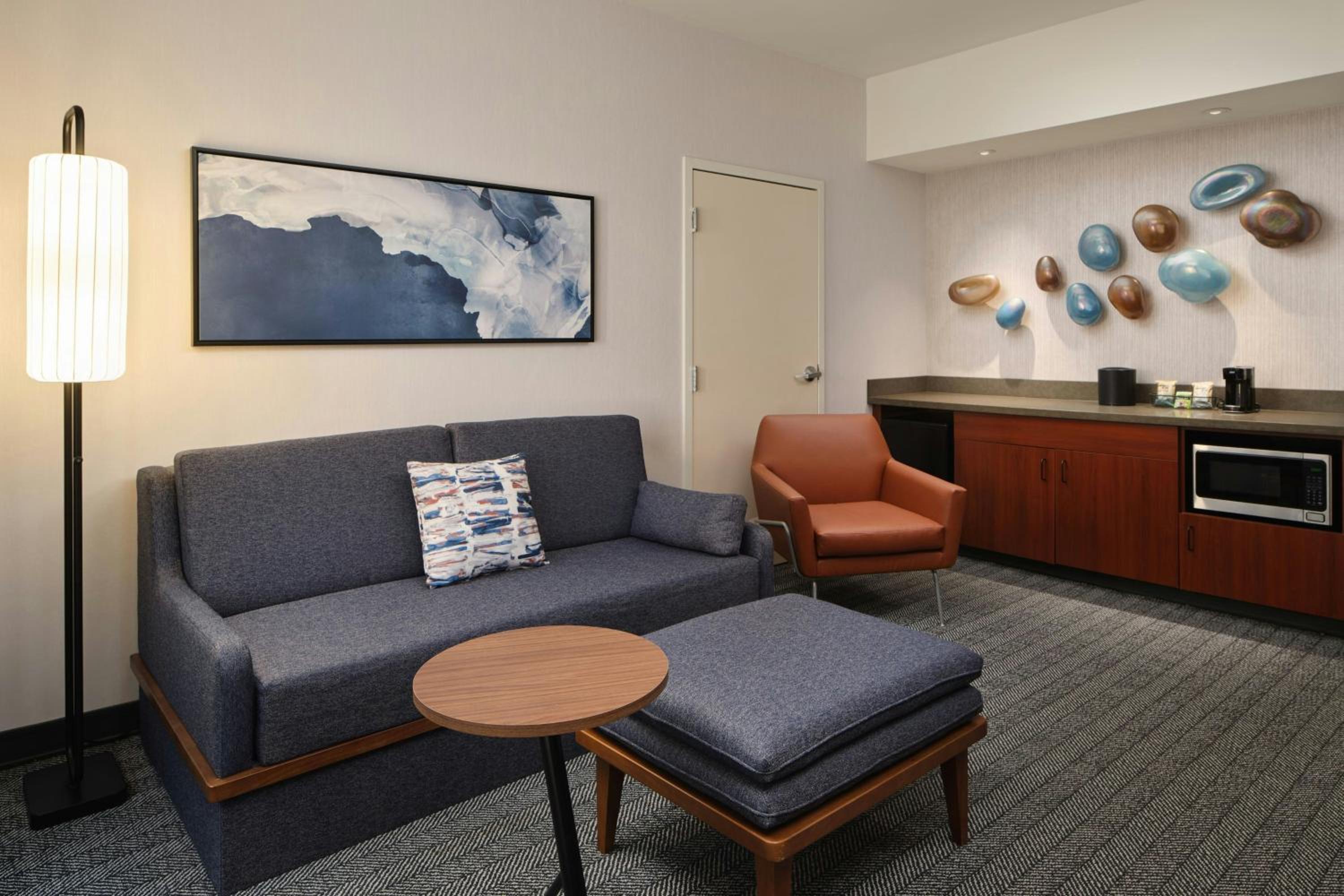 One-Bedroom King Suite with Sofa Bed - Photo 3