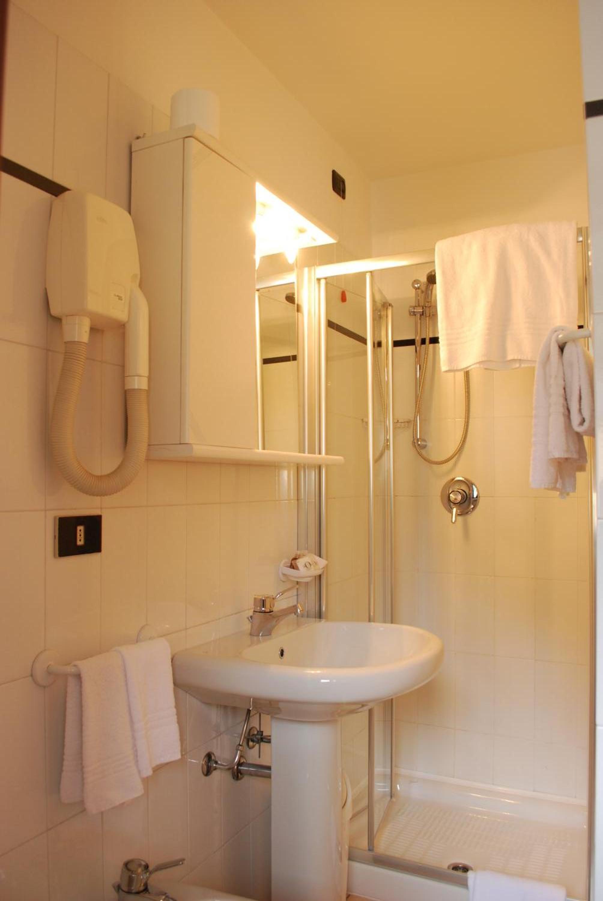 Quadruple Room with Balcony photo 3